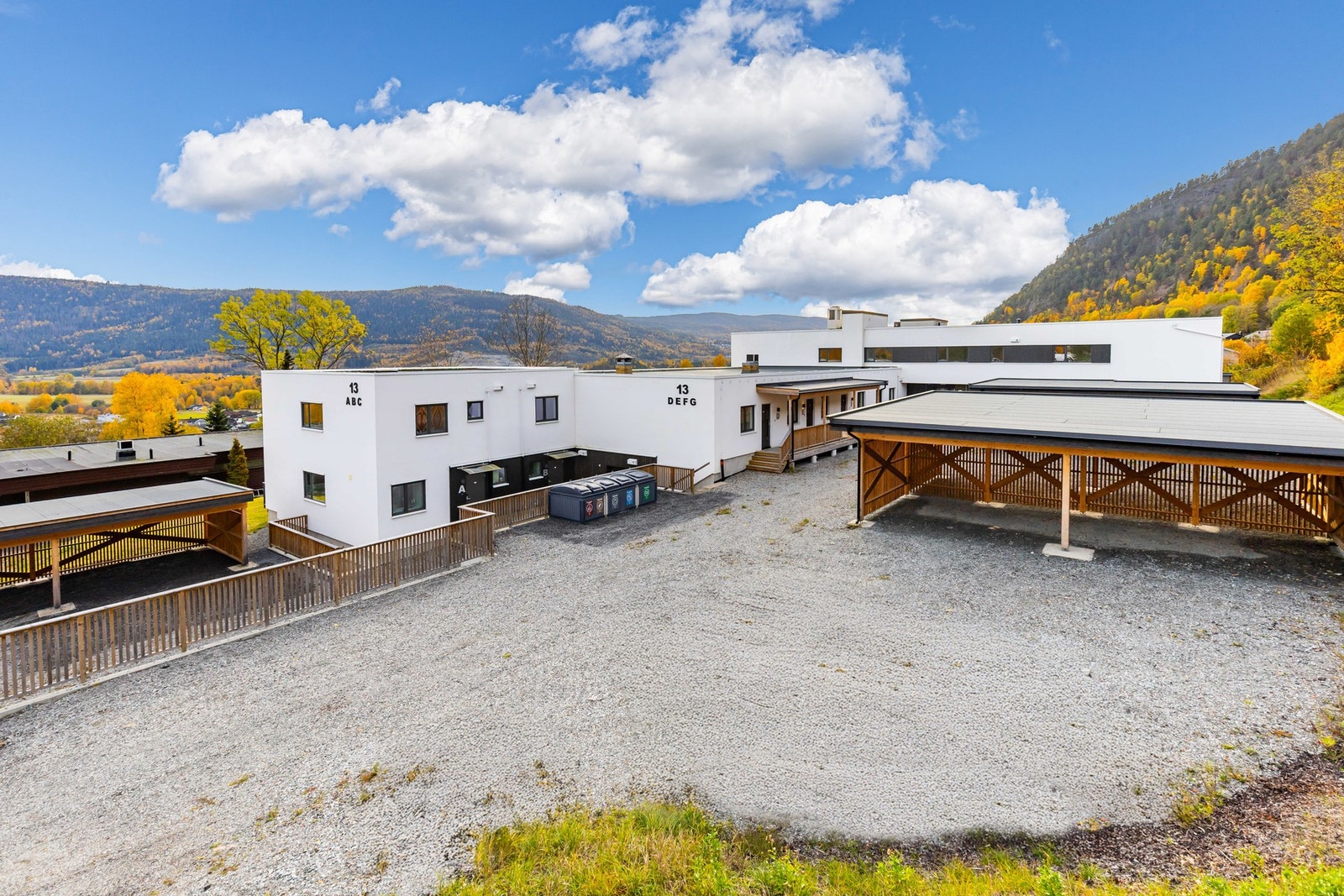 Det er gruslagte uteområder og carporter. Galleribilde