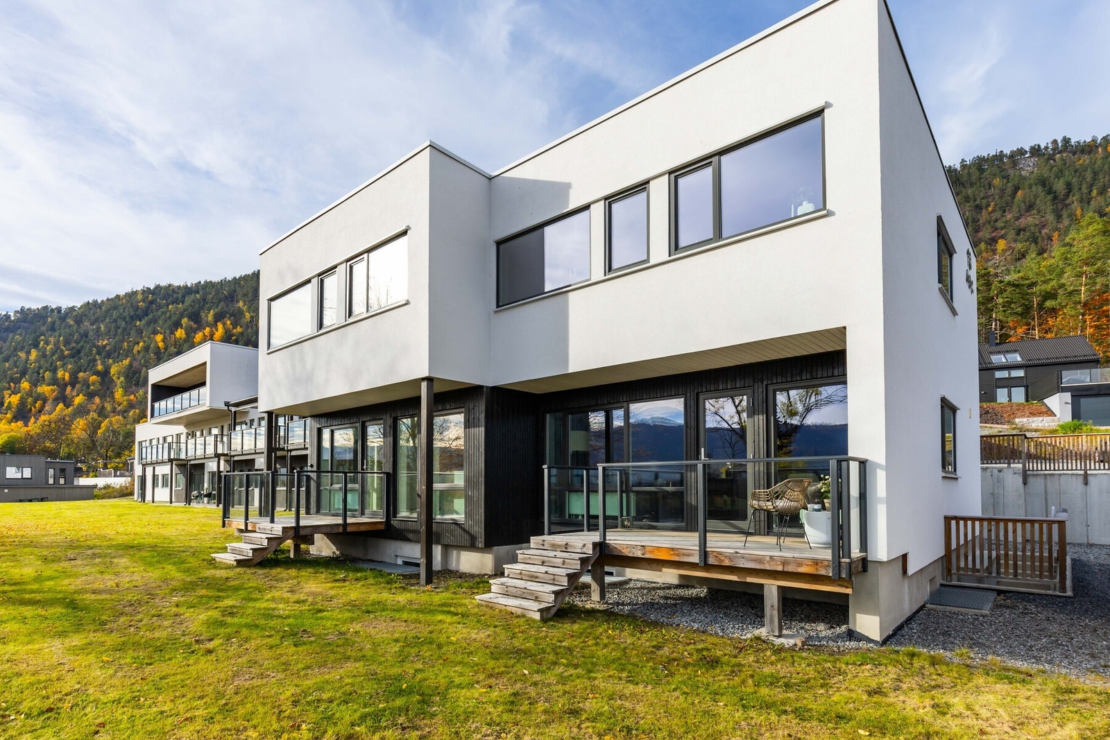 Terrassen har en liten trapp ned til fellesområdet. Galleribilde