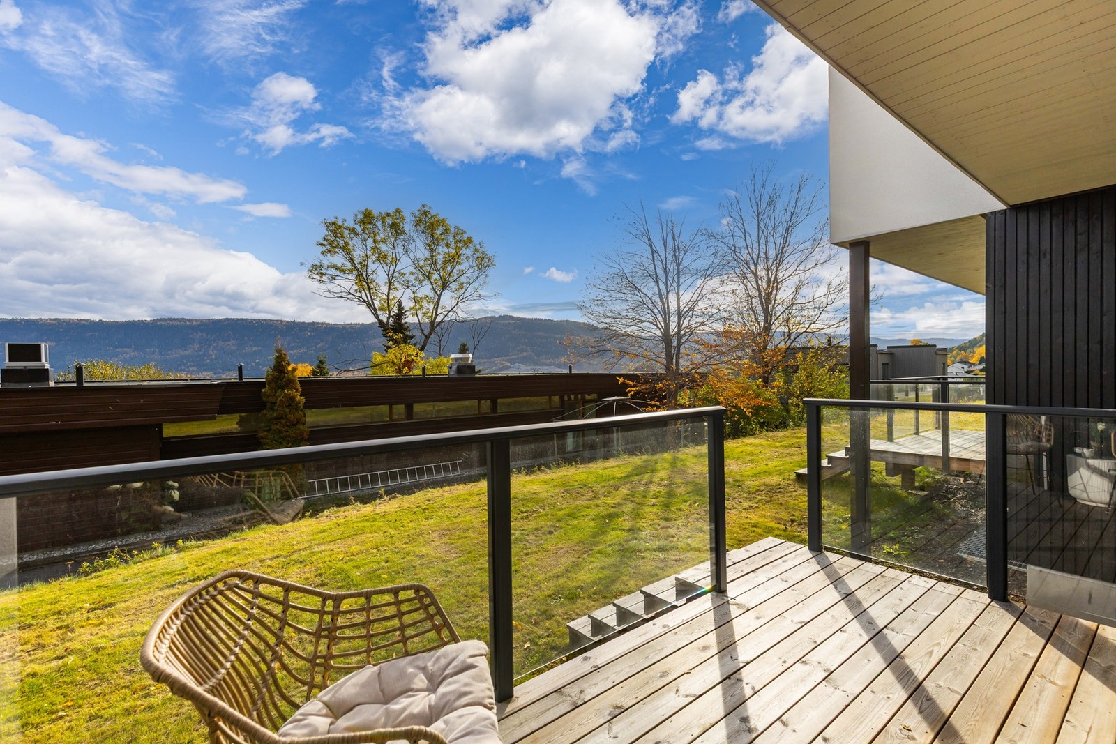 Det er fin utsikt fra terrassen mot skogkledde åser. Galleribilde