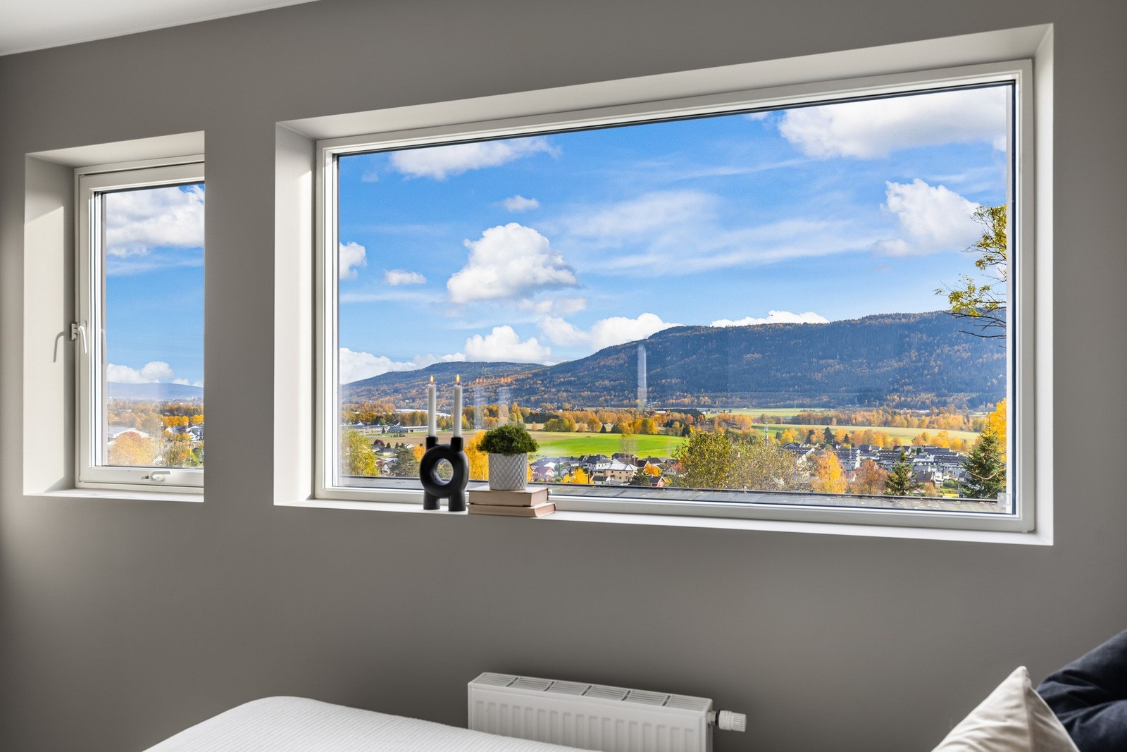 Store vindusflater slipper inn godt med dagslys. Galleribilde