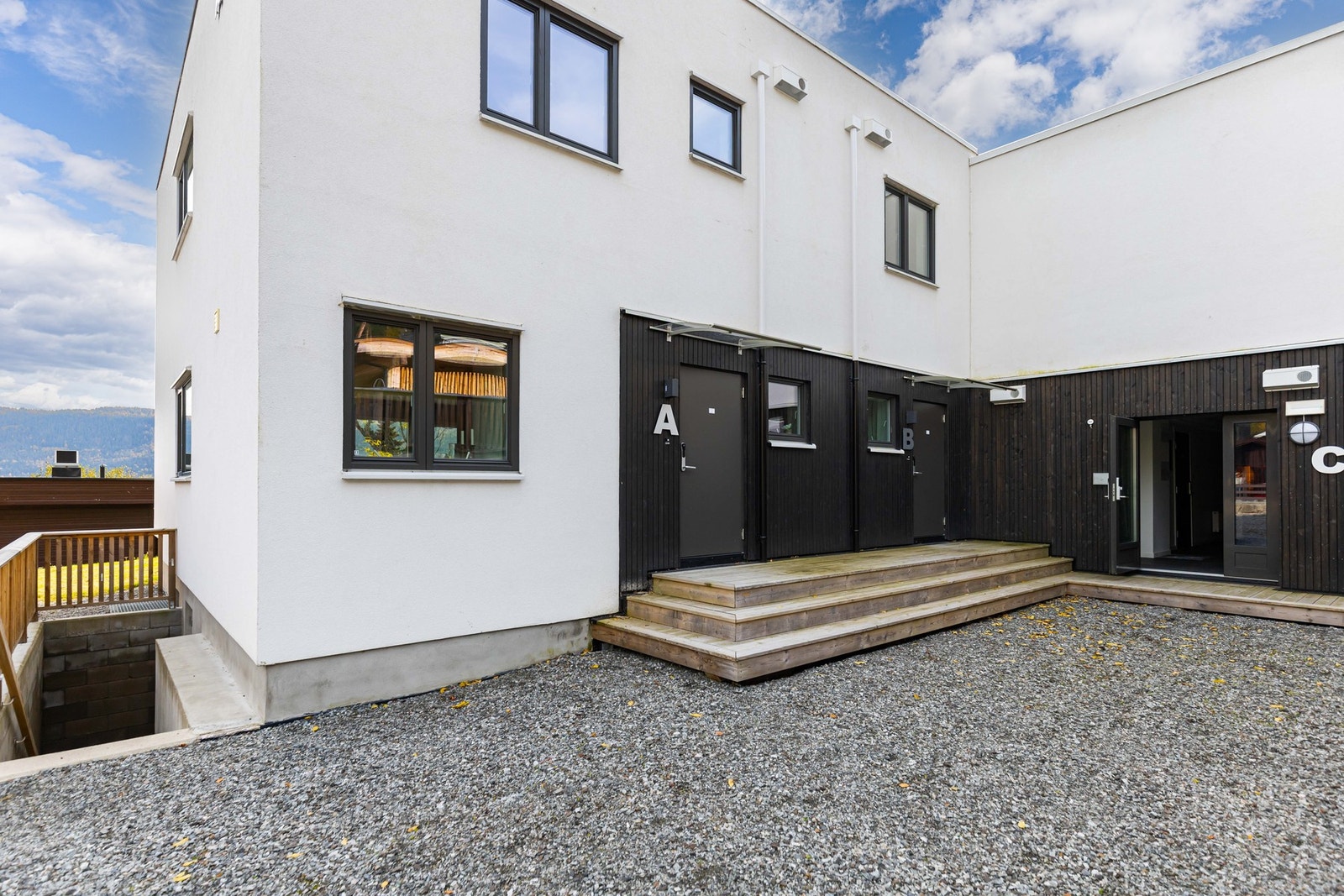 Boligen har tretrapp, og egen inngang. Galleribilde