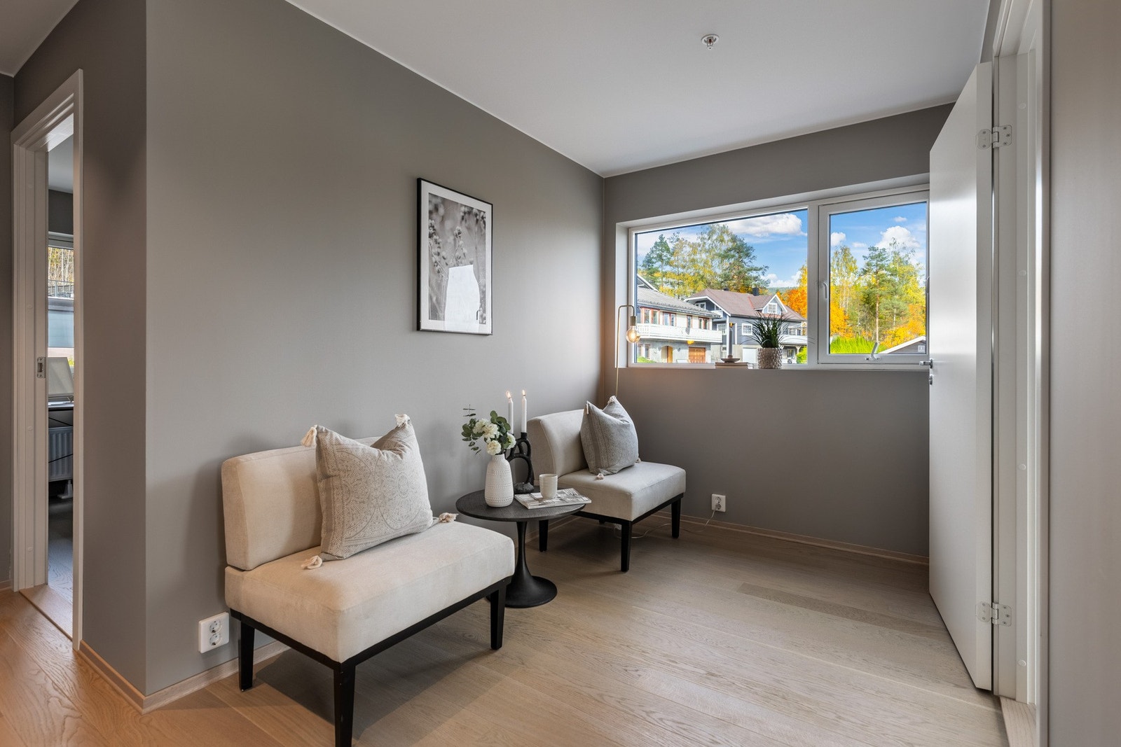 Det er god plass til en lesekrok, eller kontorplass mellom soverommene. Galleribilde