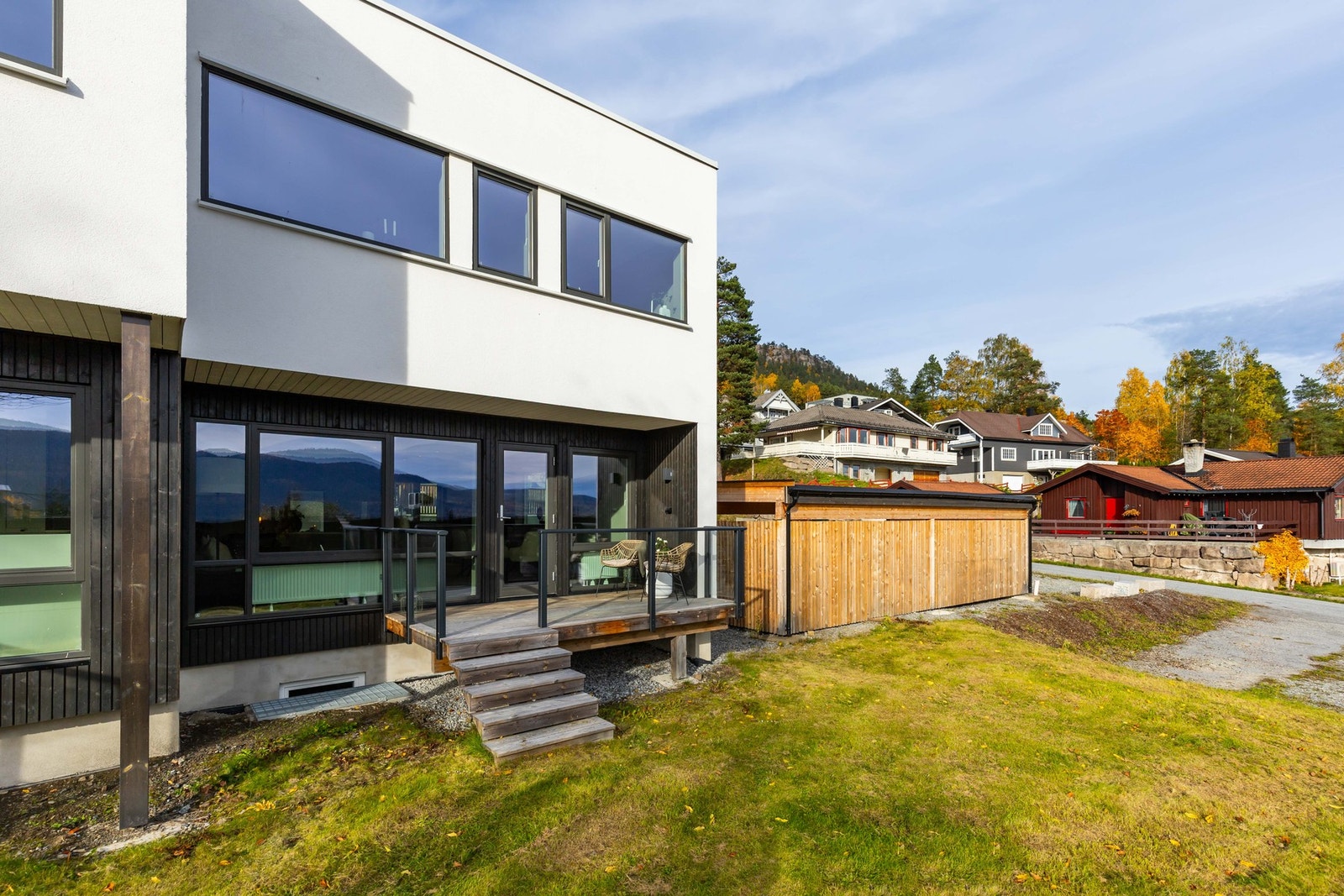 Boligen går over tre plan og ligger på enden av bygget. Galleribilde