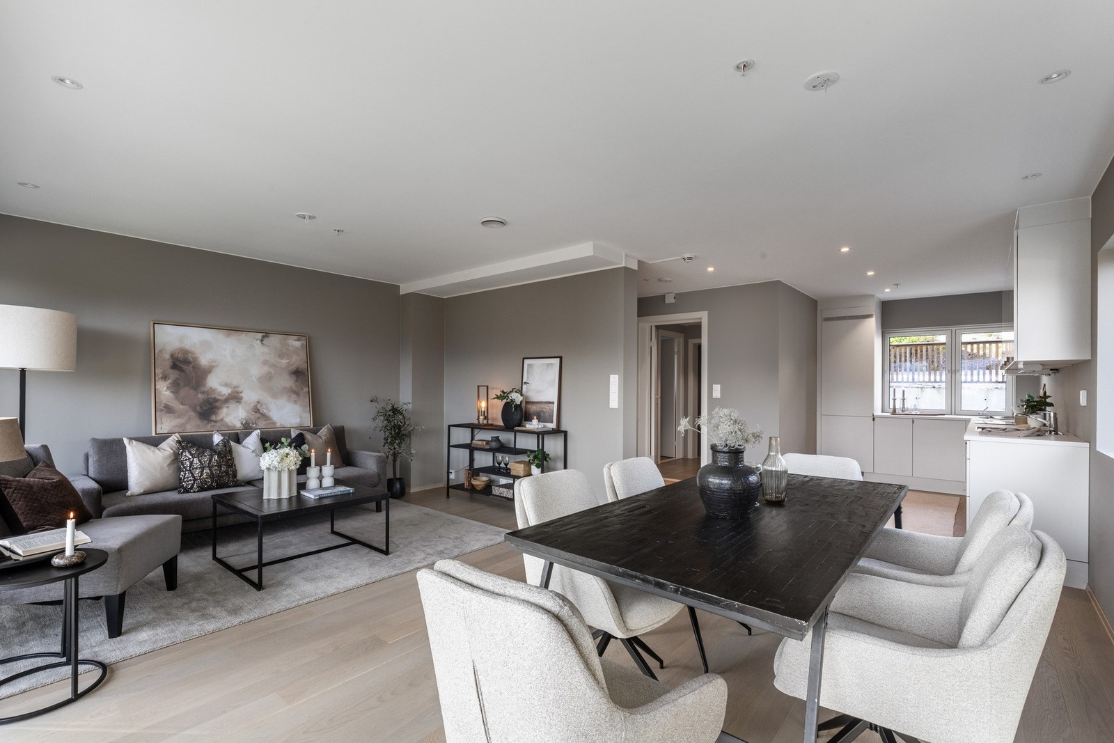 Romslig stue med åpen kjøkkenløsning. Galleribilde