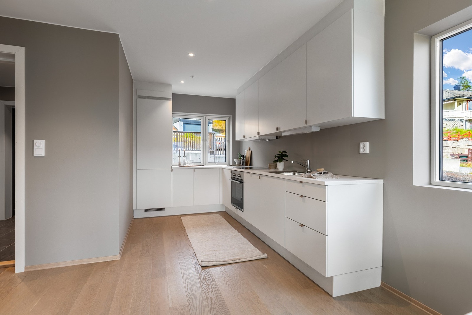 Åpen kjøkkenløsning som skaper en sosial sone mellom matlaging og opphold. Galleribilde