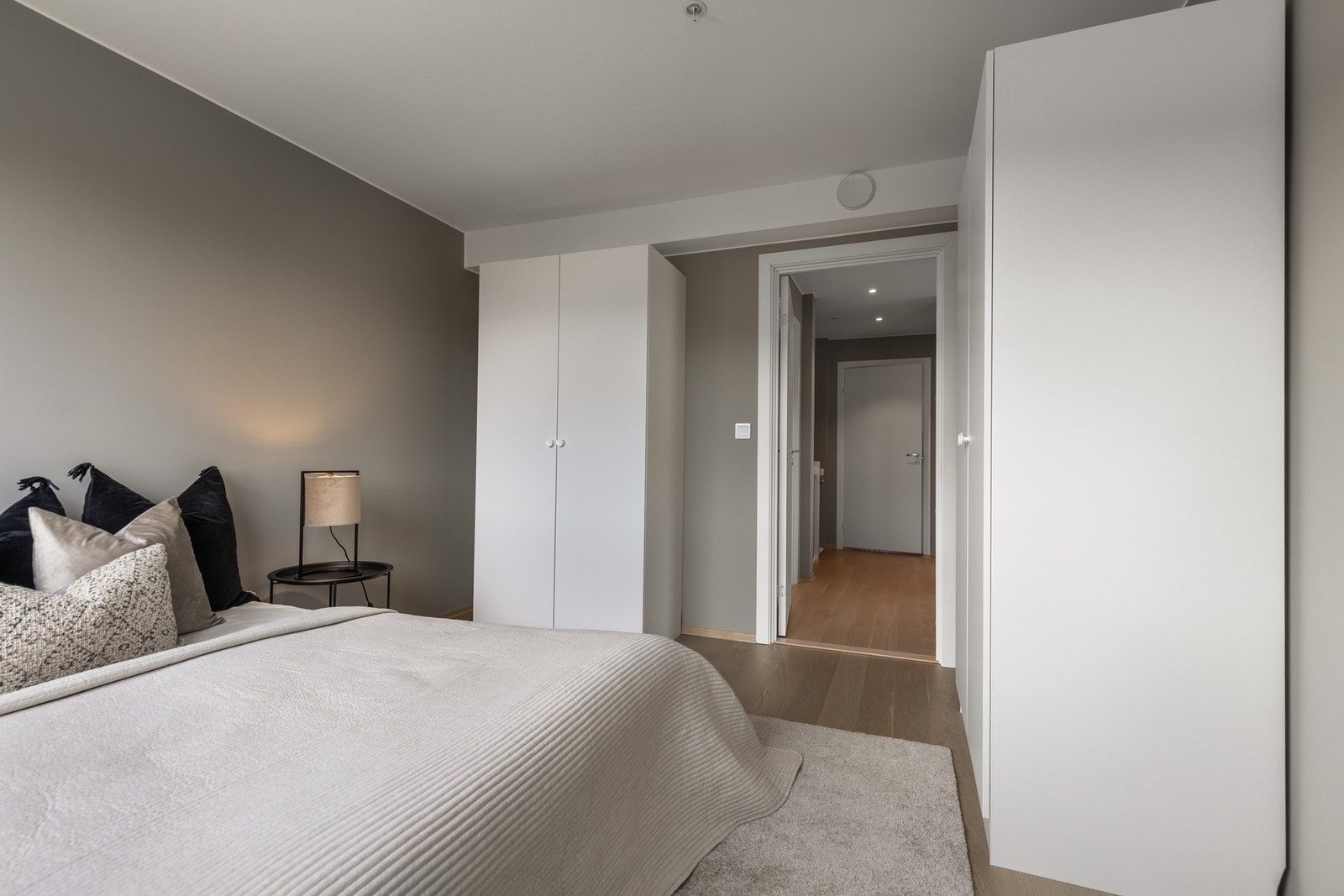 Hovedsoverommet har rikelig med skapplass. Galleribilde