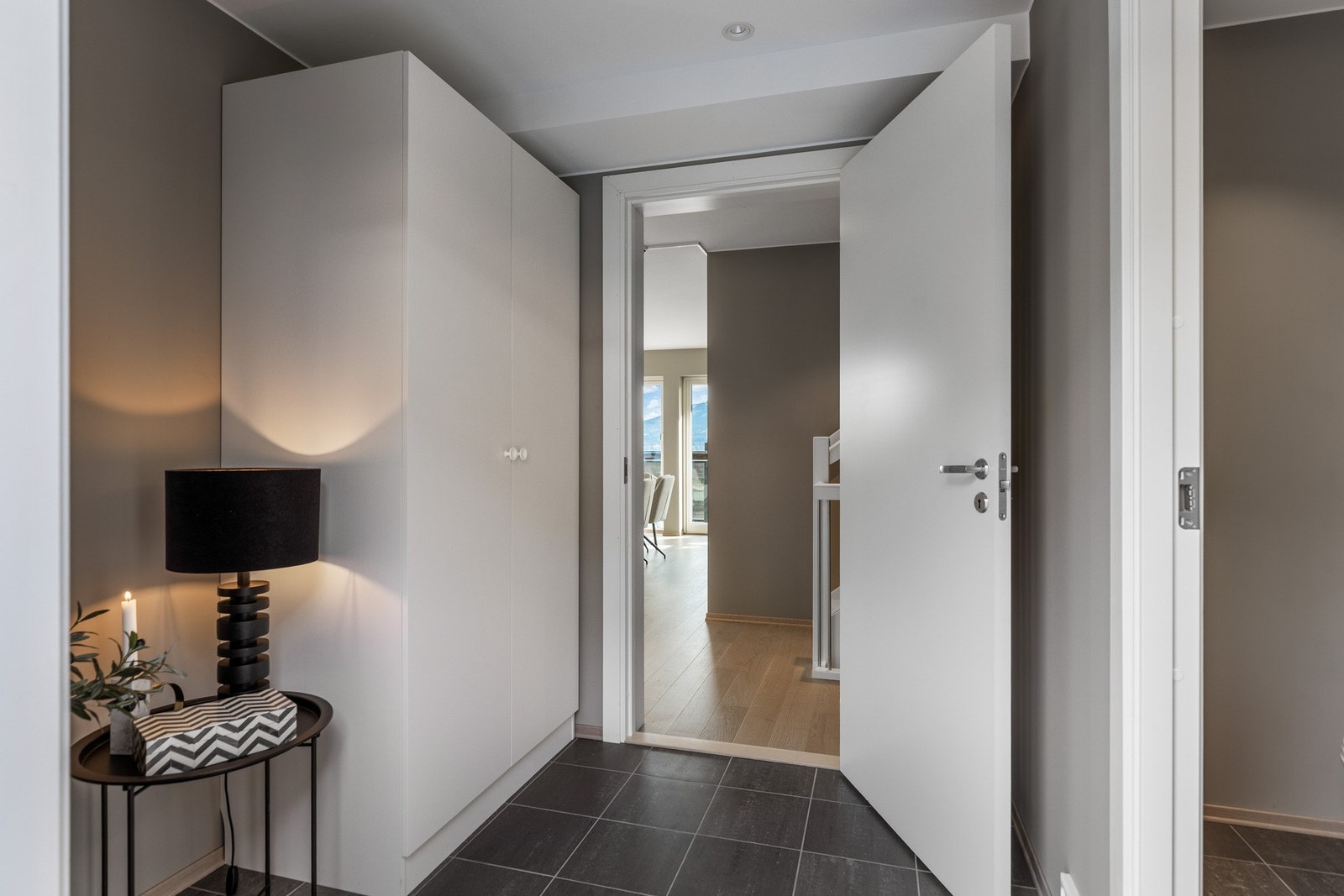 Entreen har fliser på gulvet og garderobeskap. Galleribilde