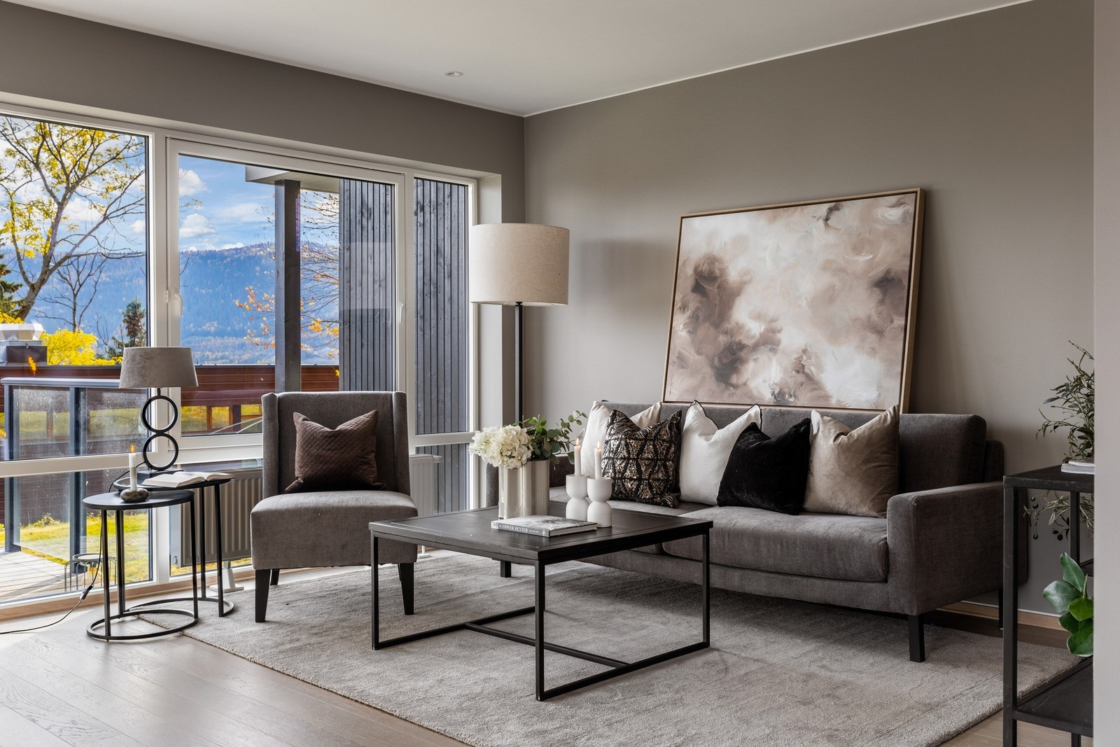 Stue med store vinduer som gir mye naturlig lys Galleribilde