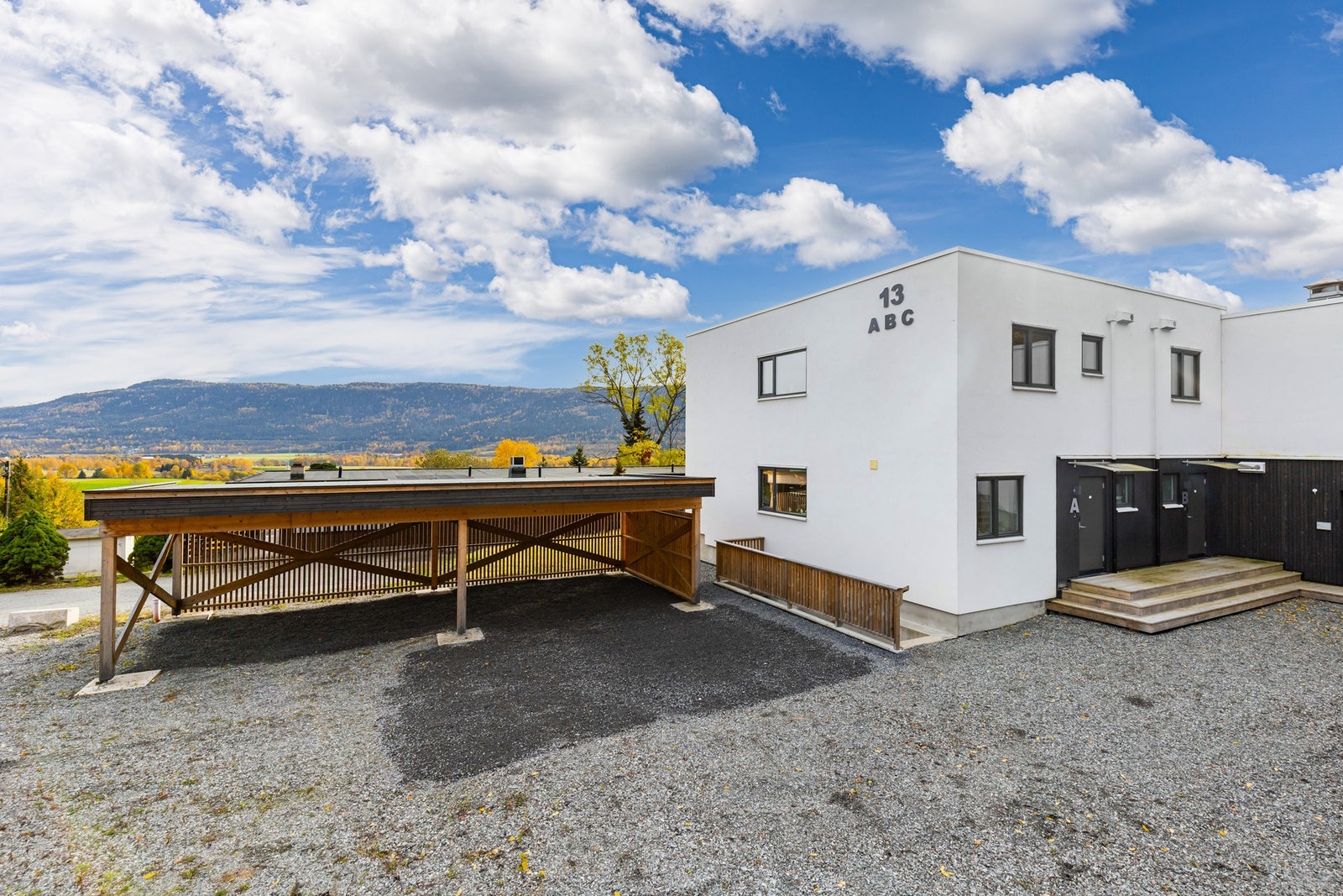 Alle seksjonseiere vil få tildelt parkeringsplass i carport. Galleribilde