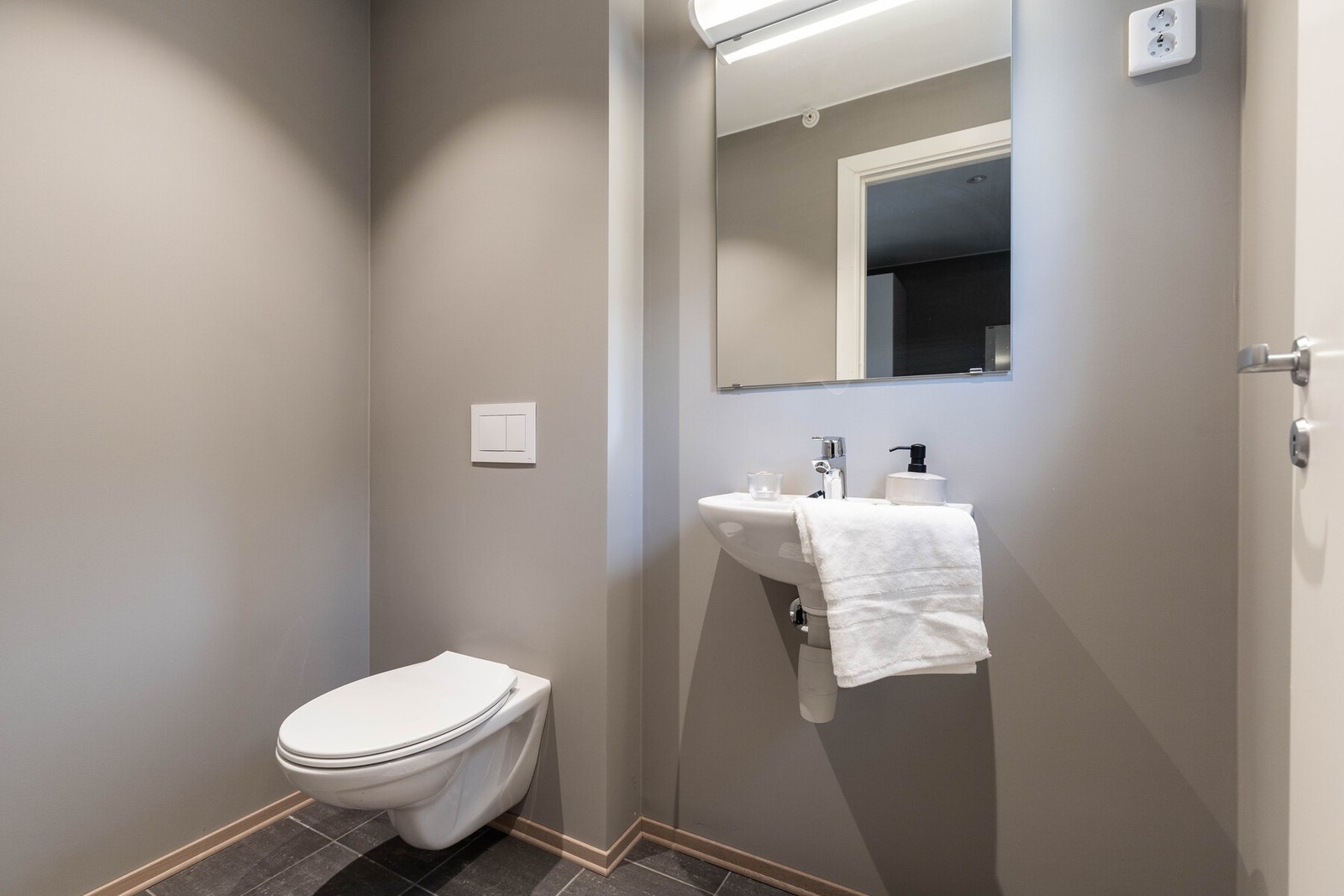 Praktisk gjestetoalett i første etasje - en funksjonell løsning i hverdagen. Galleribilde