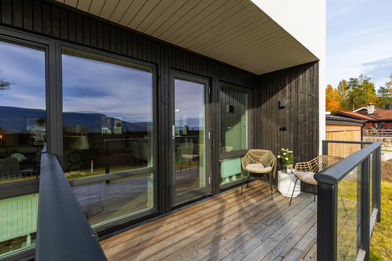 Terrasse med glassrekkverk og tredekke Galleribilde