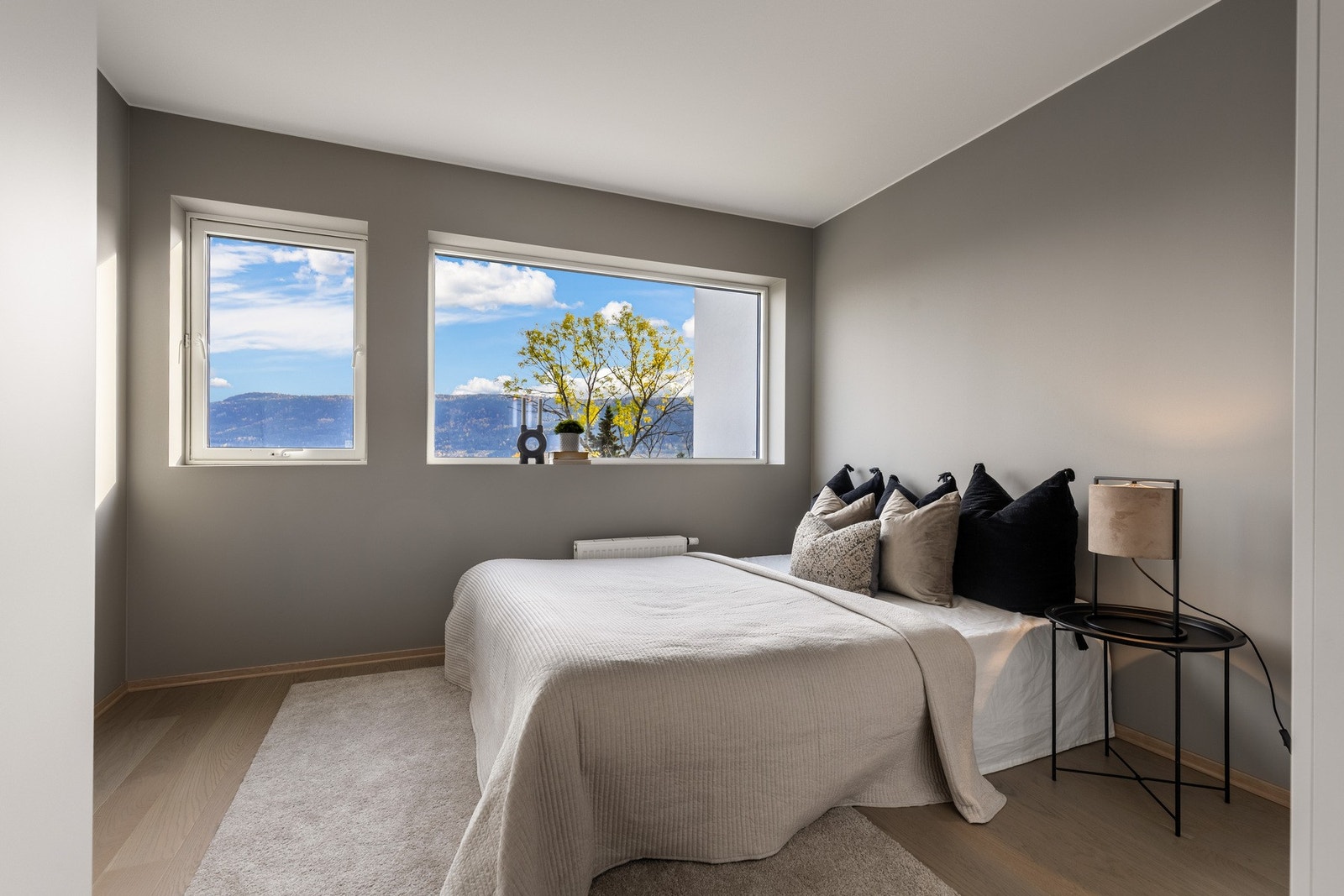 Lyst og romslig hovedsoverom med plass til både seng og garderobe. Galleribilde