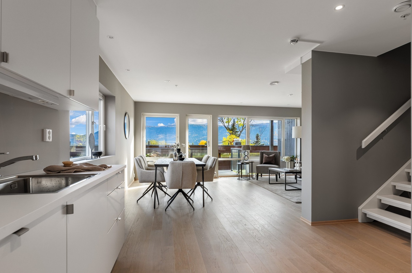 Spiseplassen er i tilknytning til kjøkkenet. Galleribilde