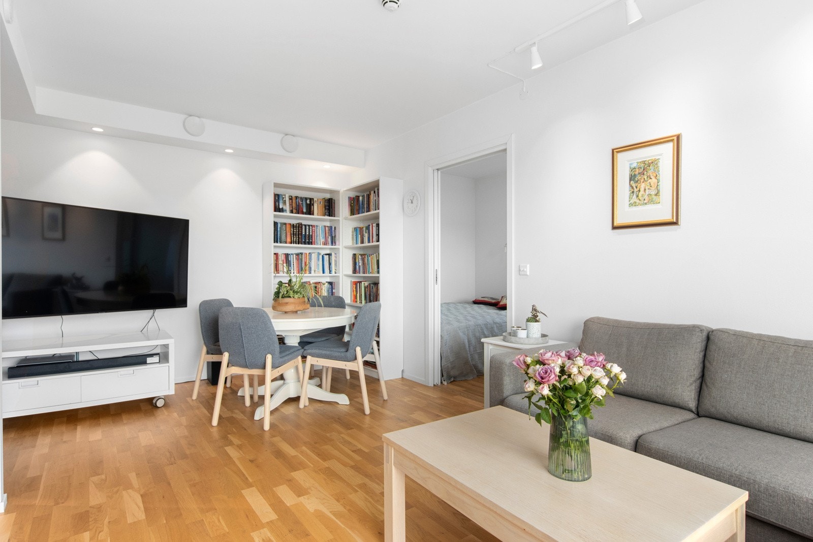 Stue med plass til spisebord. Galleribilde