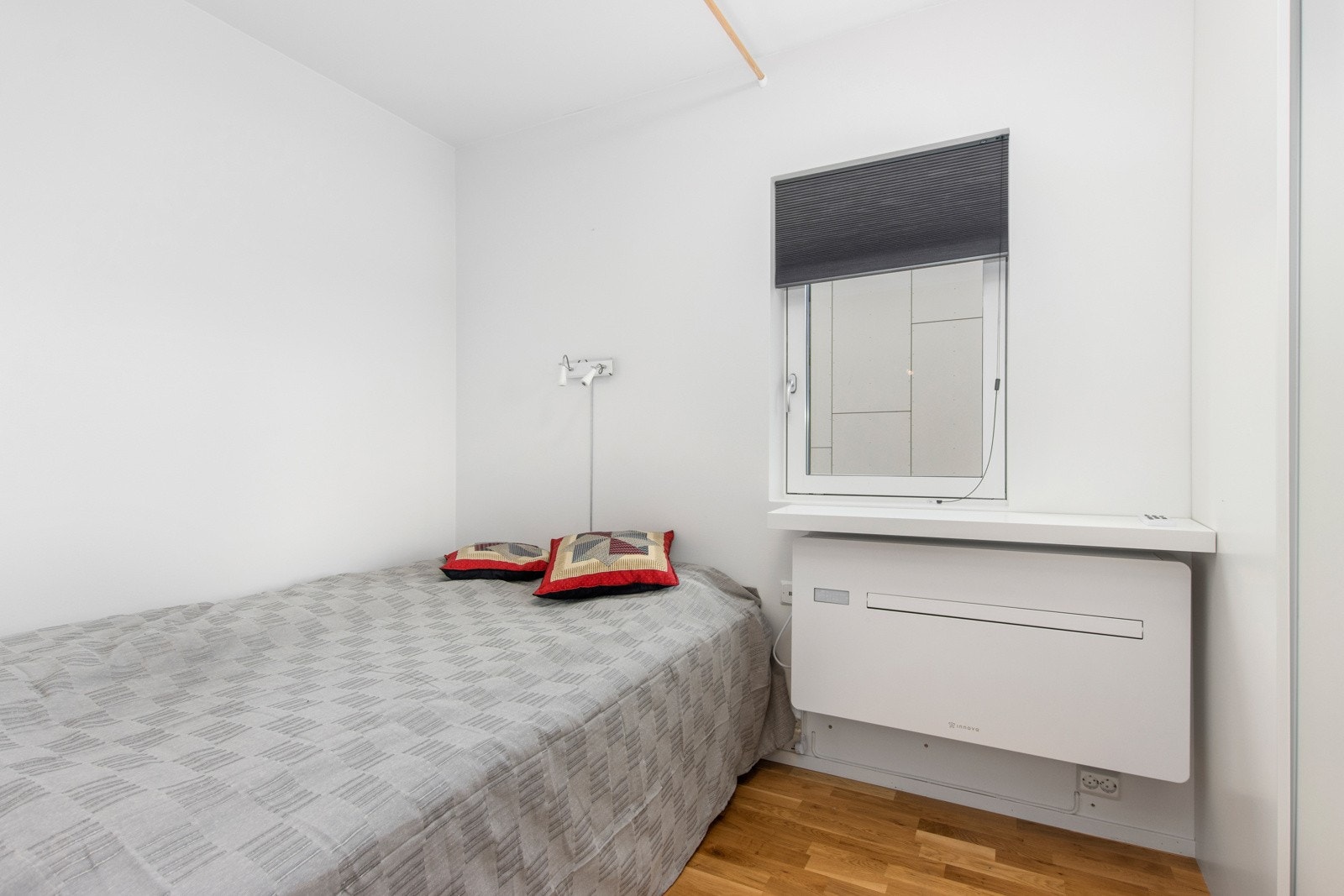 Soverom med varmepumpe med aircondition. USB tilkobling i vegg for lading. Galleribilde