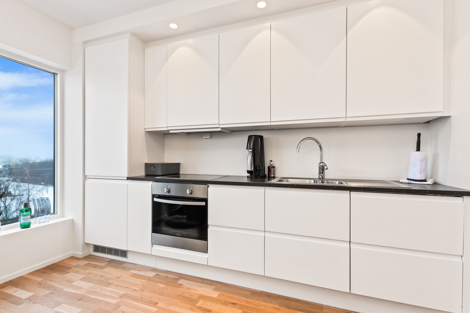 Kjøkken fra JKE med integrerte hvitevarer. Takhøye skap. Galleribilde