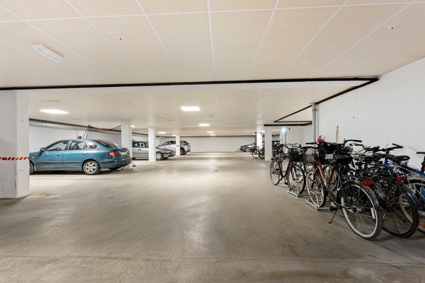 Romslig garasje. Galleribilde