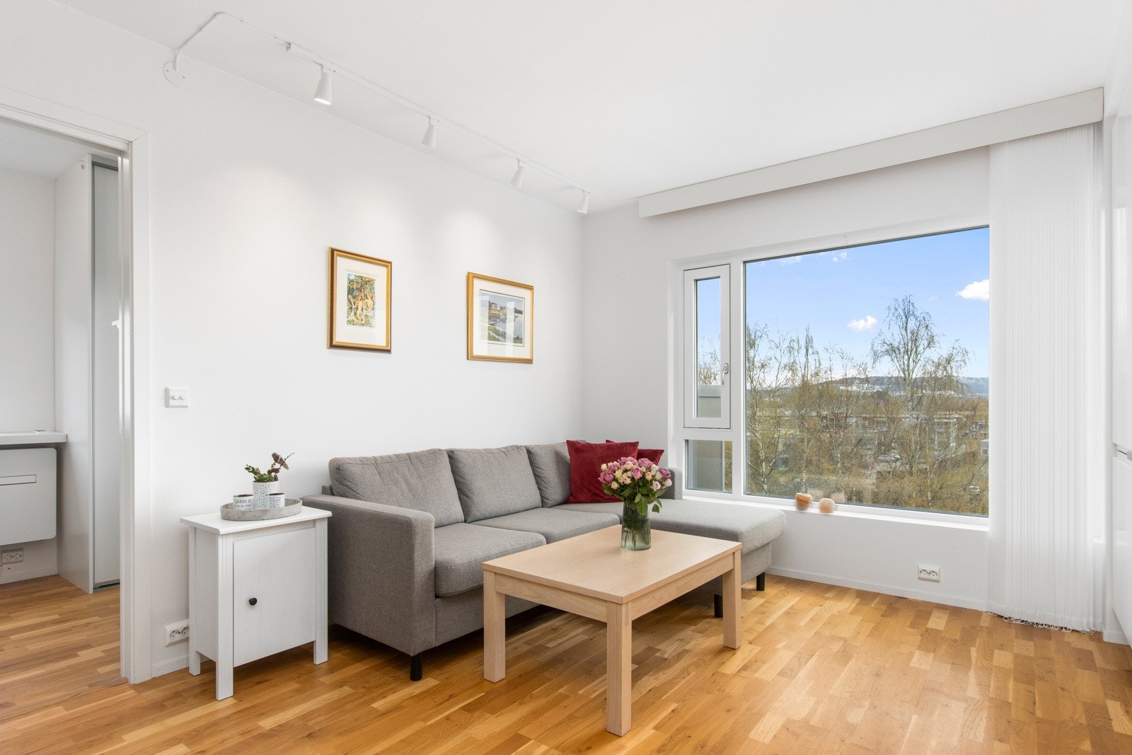 Stue med stor vindusflate med fin utsikt. Galleribilde