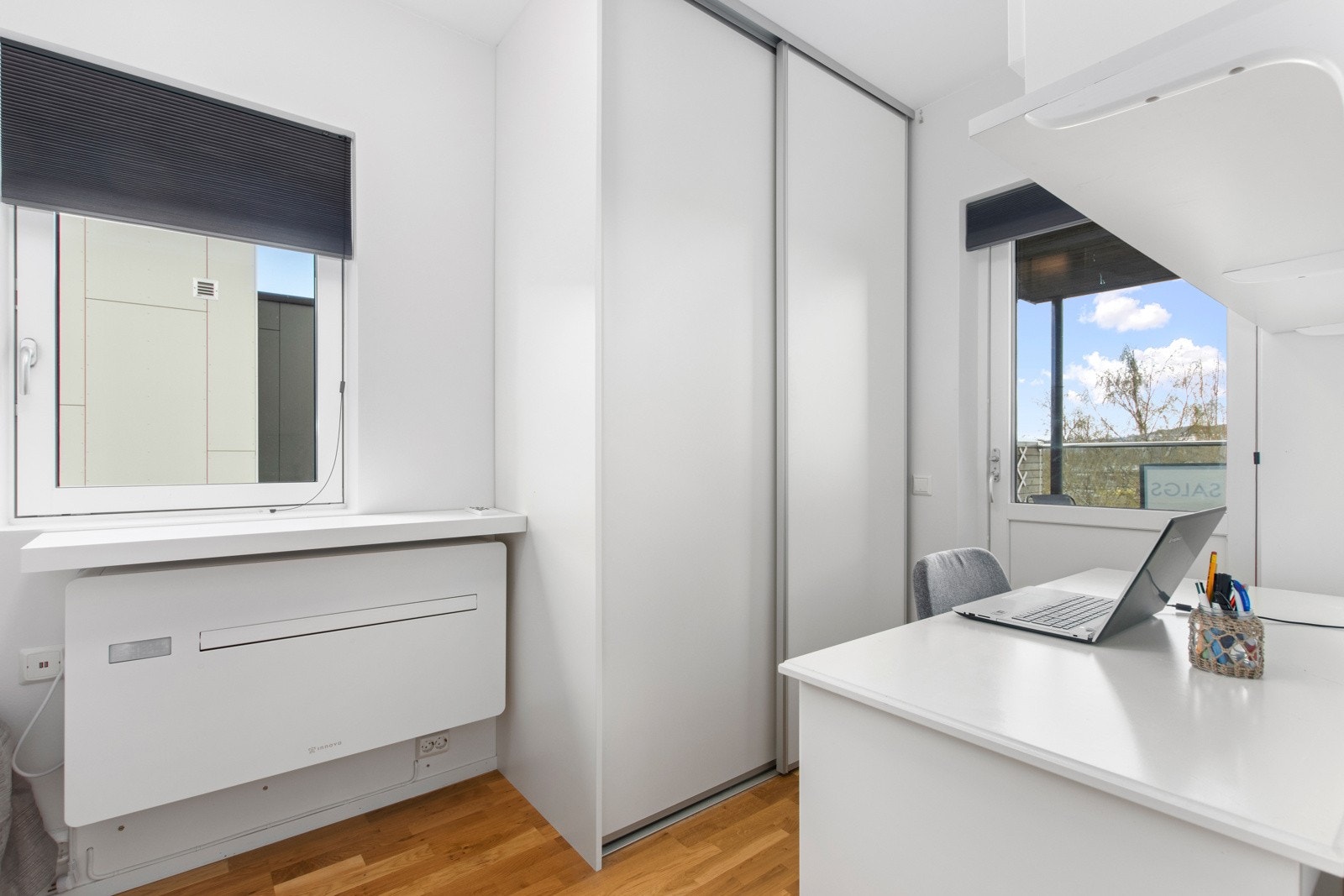 Soverom med skyvedørsgarderobe og utgang til balkong. Galleribilde