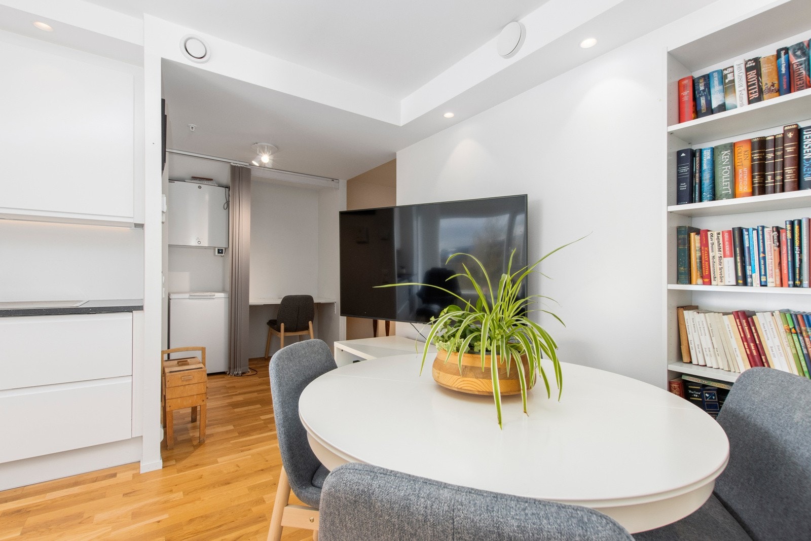 Trivelig spiseplass. Spotlights i himling. Galleribilde