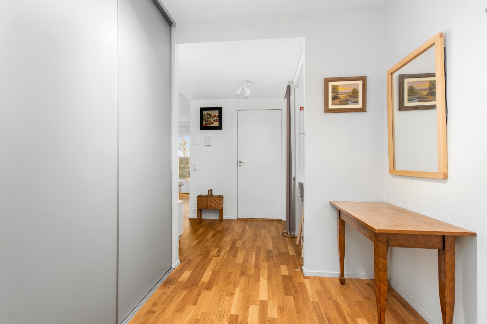 Gang med skyvedørsgarderobe og garderobeanheng. Galleribilde