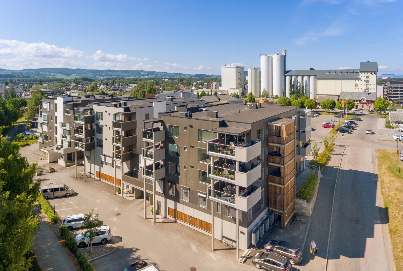 Velkommen til Jernbanegata 9M -en pen leilighet i 4.etg med varmt vann og oppvarming inkl i felleskostn. Galleribilde