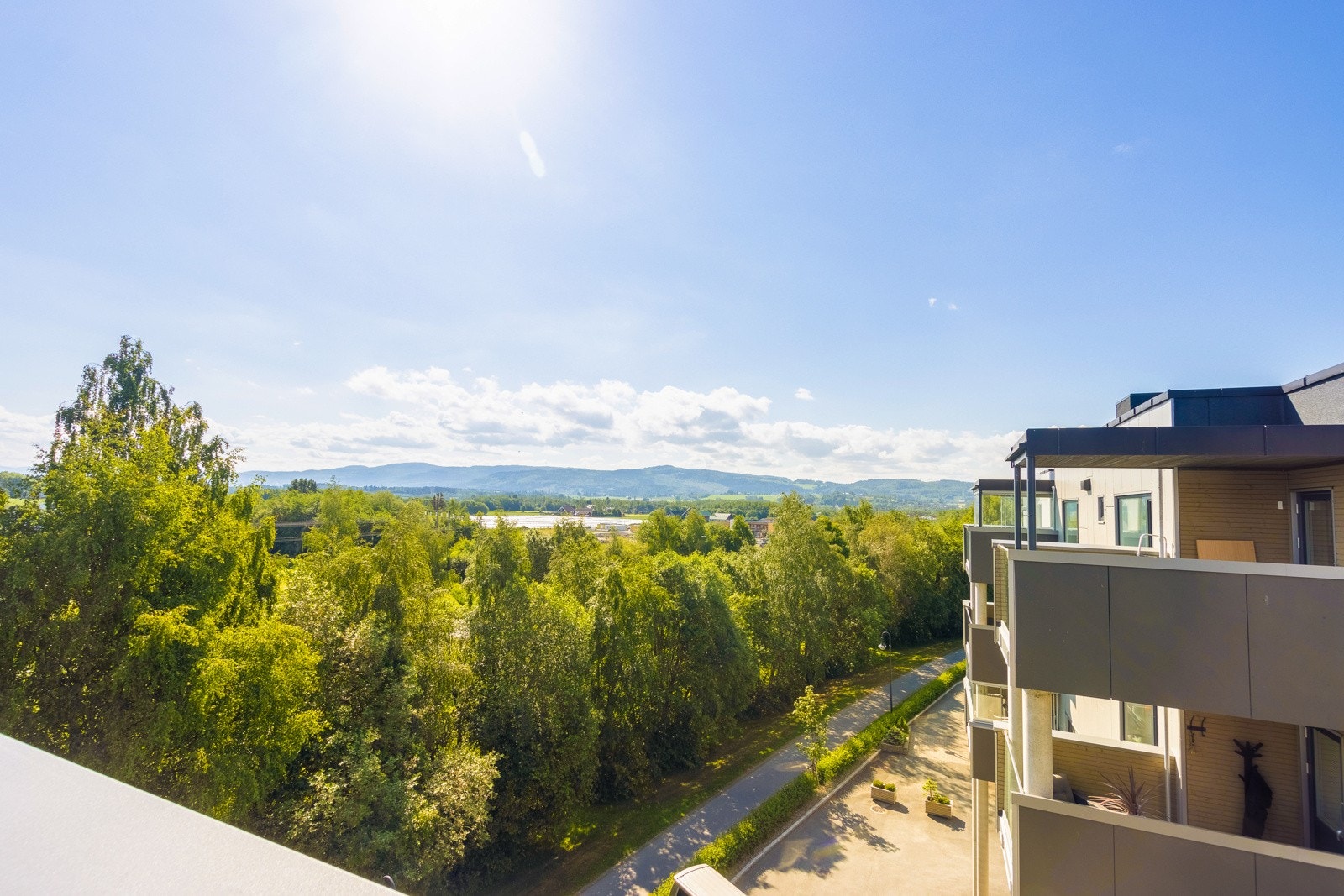 Leiligheten ligger svært sentralt i Verdal sentrum, men er plassert i 4.etg med skjermet veranda. Galleribilde