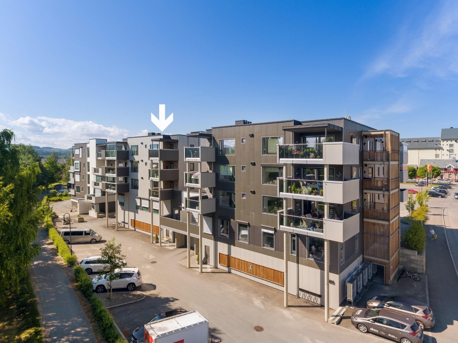 Gjesteparking utenfor blokka, samt egen parkeringsplass i oppvarmet kjeller. Galleribilde