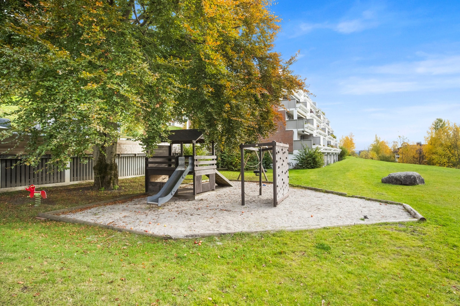 Lekeplass på fellesområdet. Galleribilde