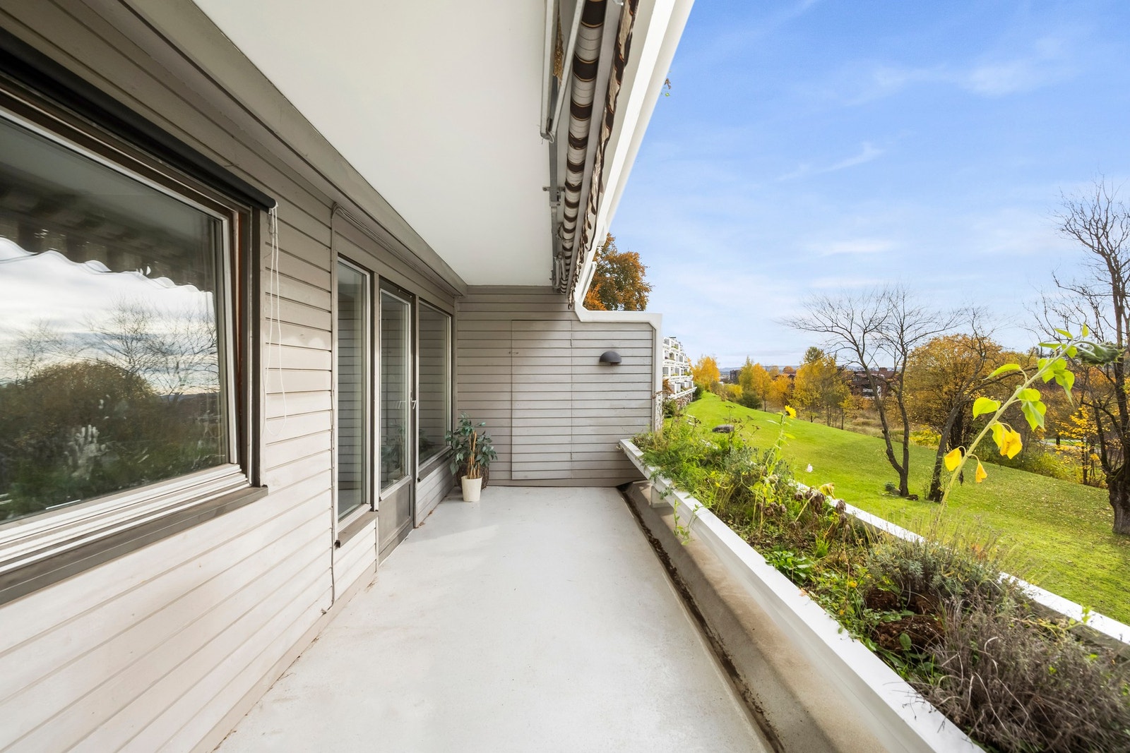 Solrik terrasse med utsikt mot Hamang Terrasse Galleribilde