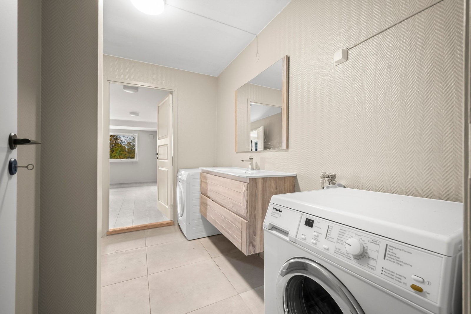 Bad wc med tilgang til hovedsoverom og kjøkken. Galleribilde