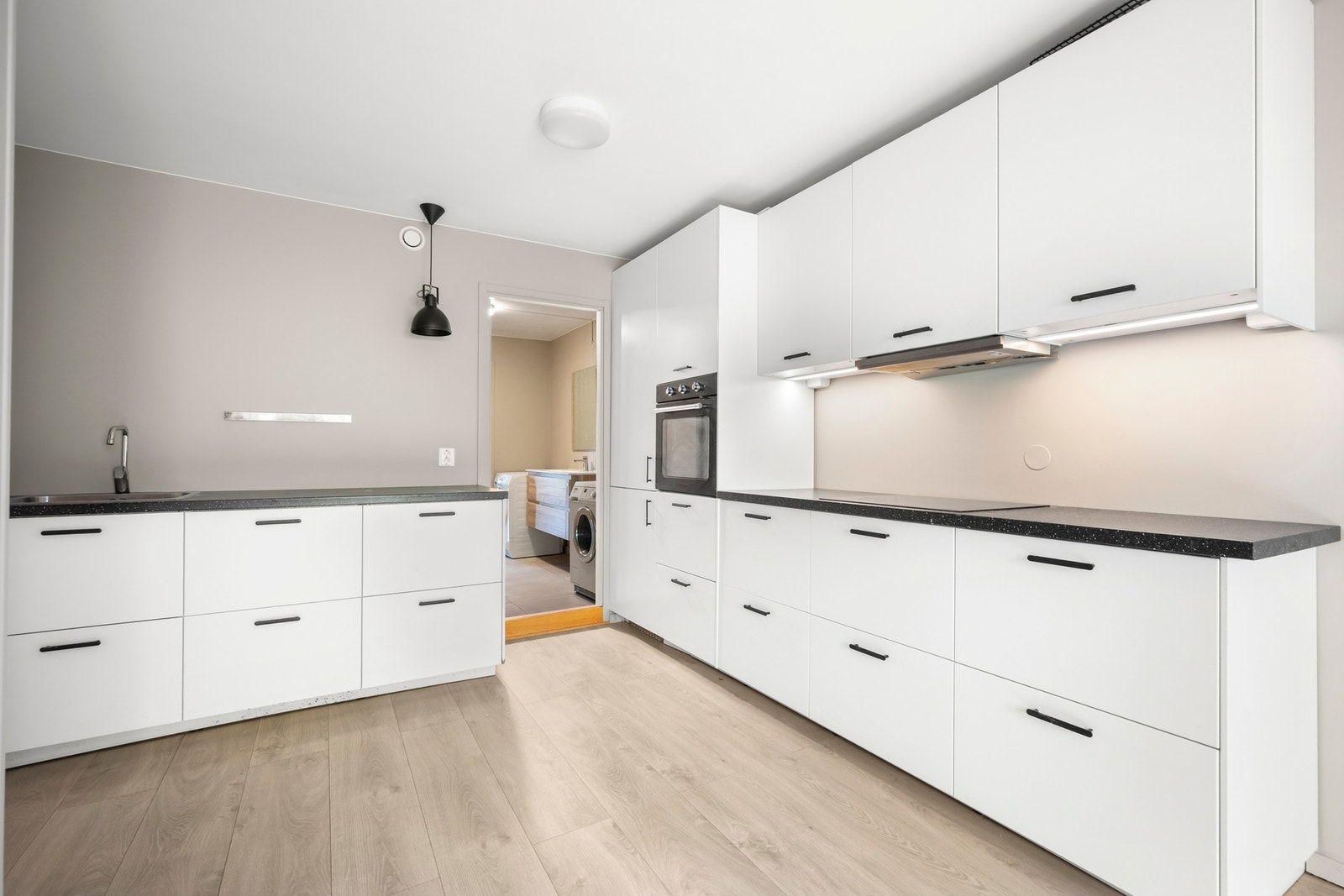 Kjøkken med integrerte hvitevarer Galleribilde