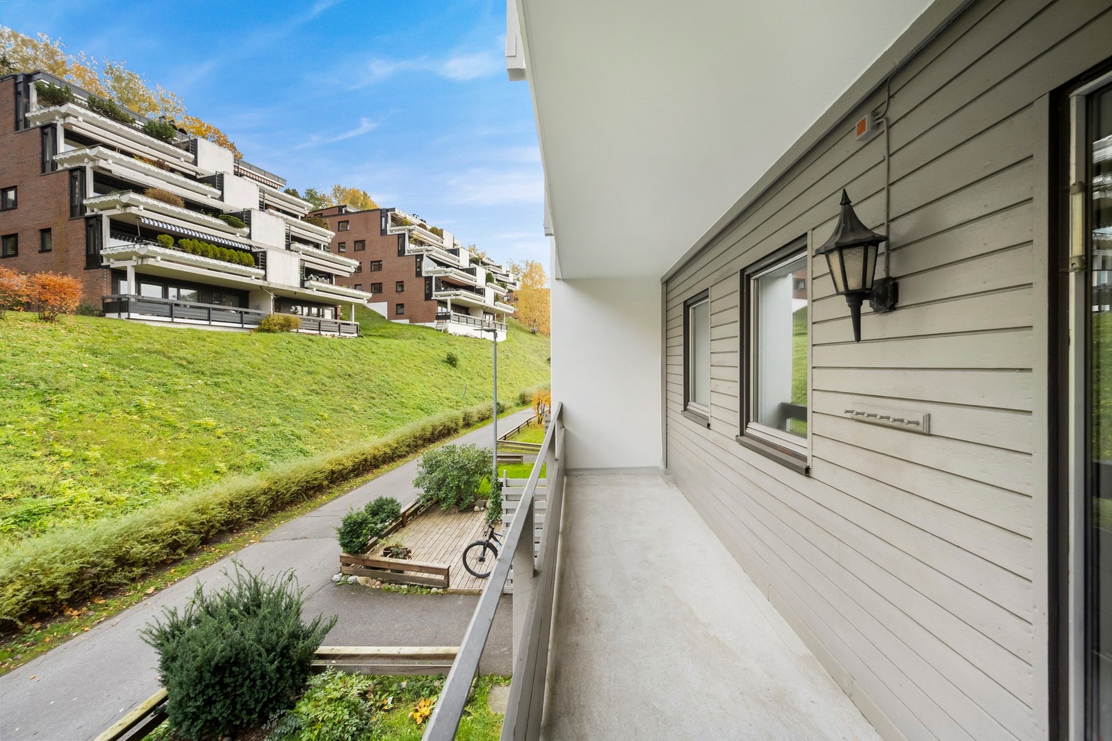 Balkong/terrasse med morgensol Galleribilde