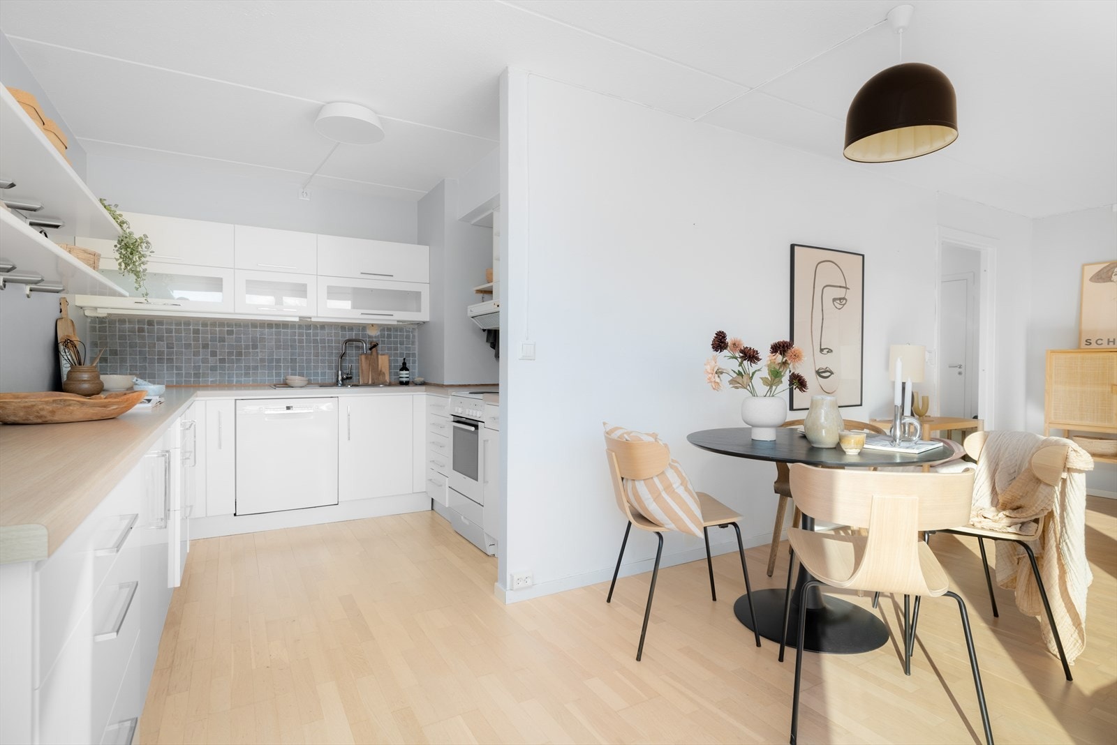 Selger beskriver et nabolag med et hyggelig mangfold. Her bor både unge par, barnefamilier og eldre som har vært i området lenge. Galleribilde