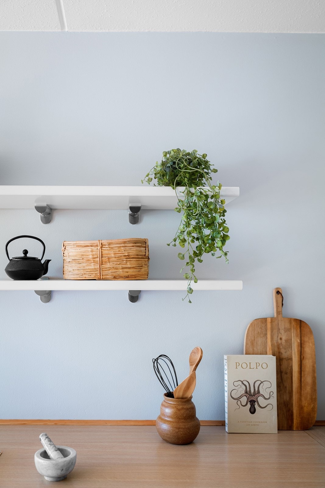 Laminat benkeplate med nedfelt stålvask gir et rent og funksjonelt preg. Galleribilde
