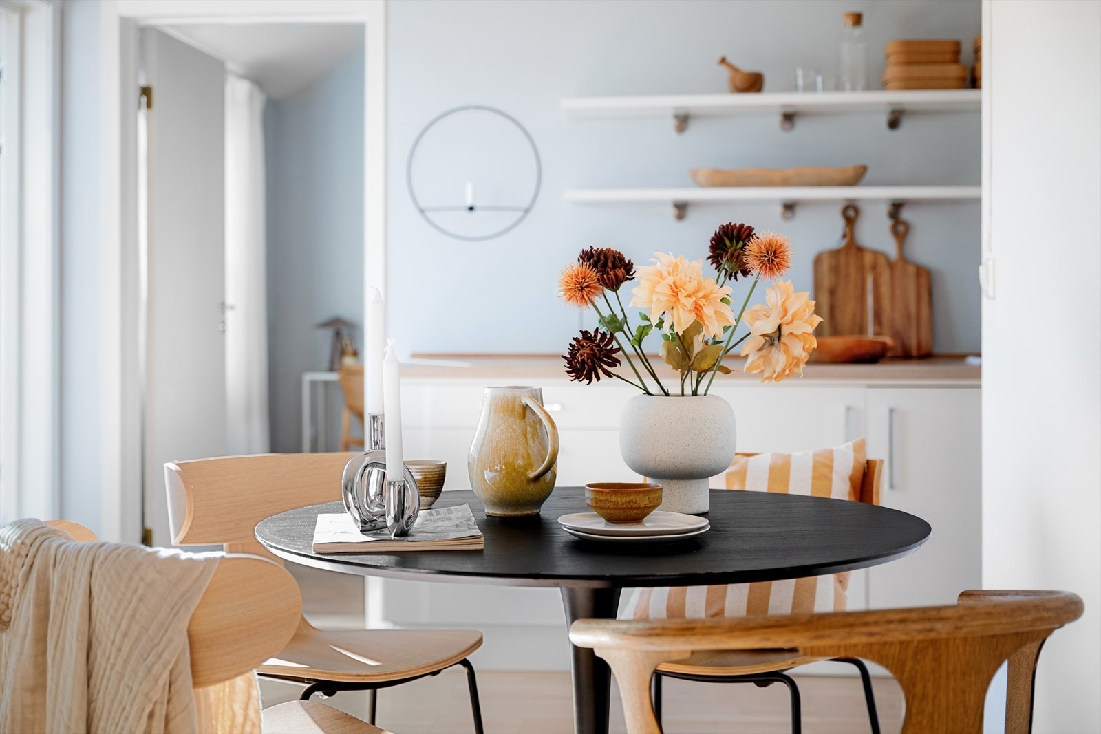Leiligheten ligger midt i smørøyet for dagligvarehandel, med flere søndagsåpne butikker bare noen minutters gange unna. Galleribilde
