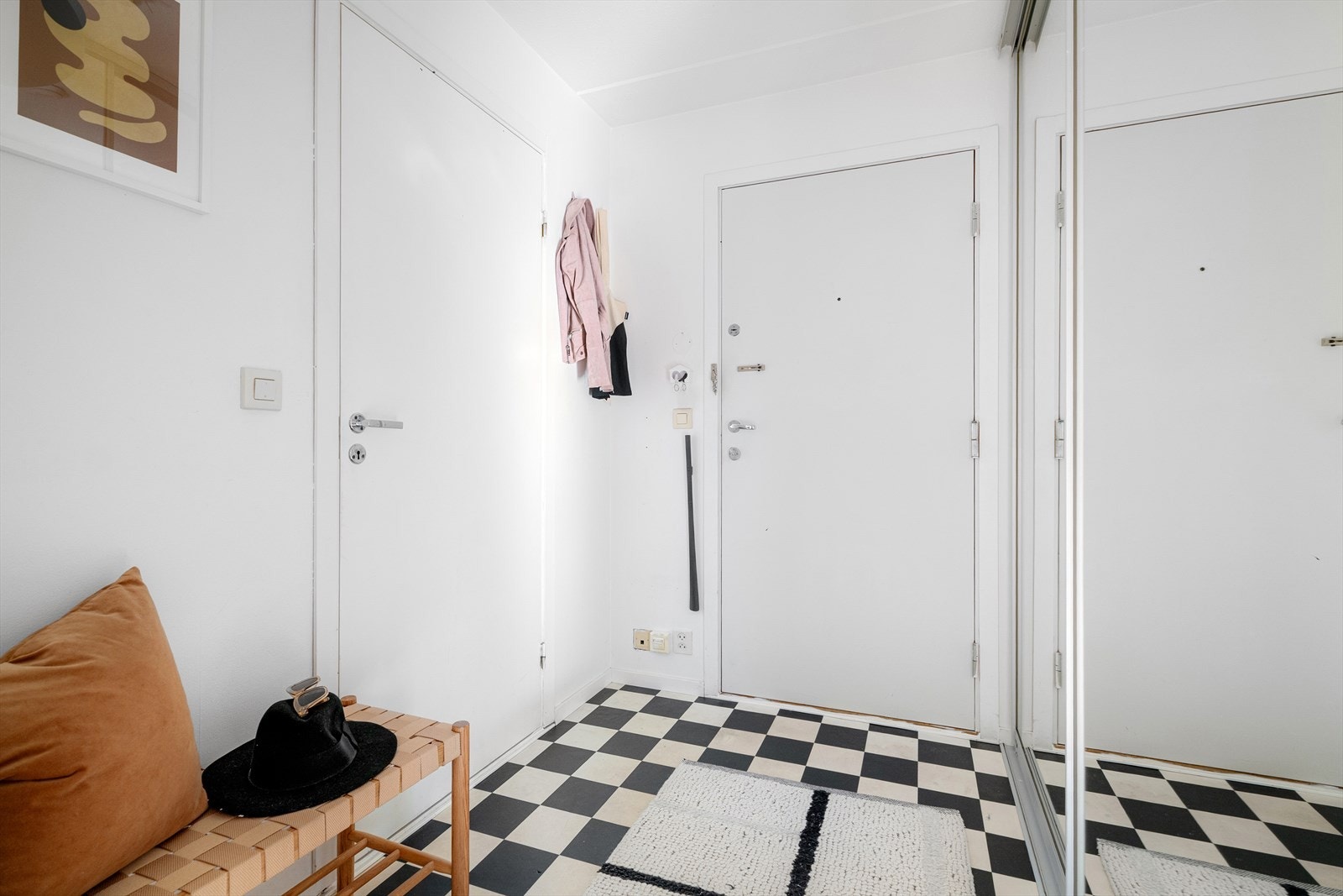 Velkommen inn! Entréen har praktisk gulvbelegg og plass til oppbevaring av yttertøy og sko. Galleribilde