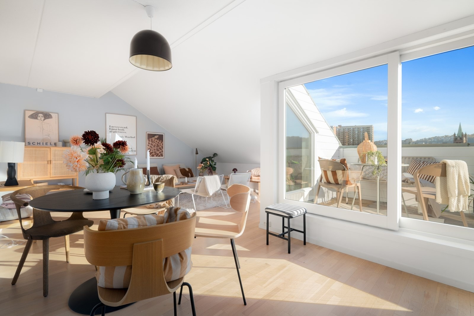 Utgang til takterrasse på ca. 12 m², perfekt for sommerkvelder. Galleribilde