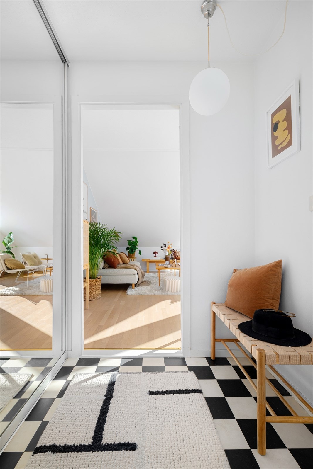 Lys entré med speilgarderobe og inngang til badet. Galleribilde