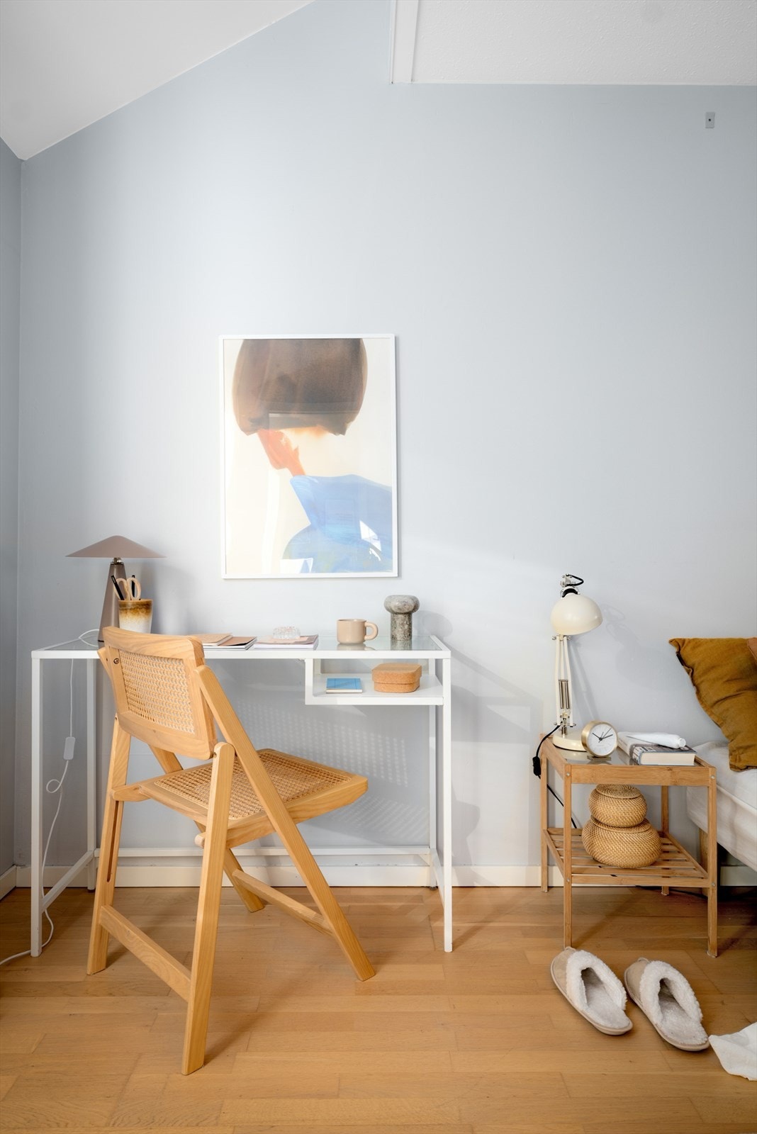 Malte slette vegger og parkett gir et rent og tidløst uttrykk. Galleribilde