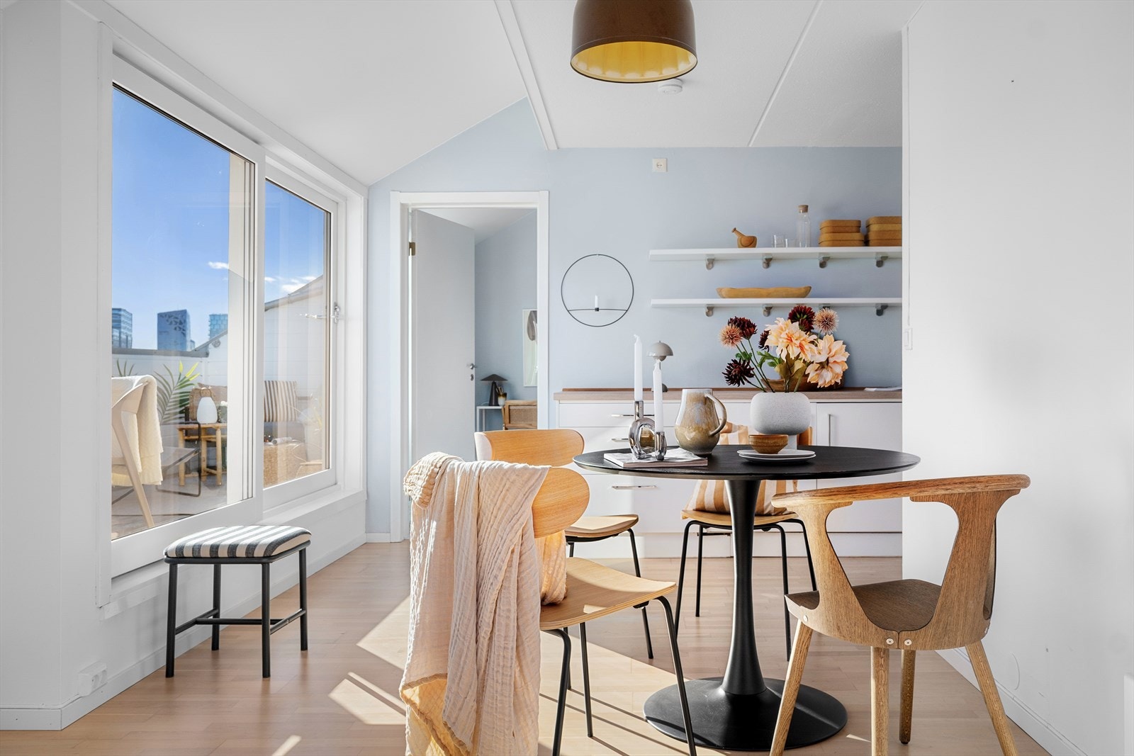 Lys og trivelig spiseplass med god plass til både hverdag og hyggelige middager med venner. Galleribilde