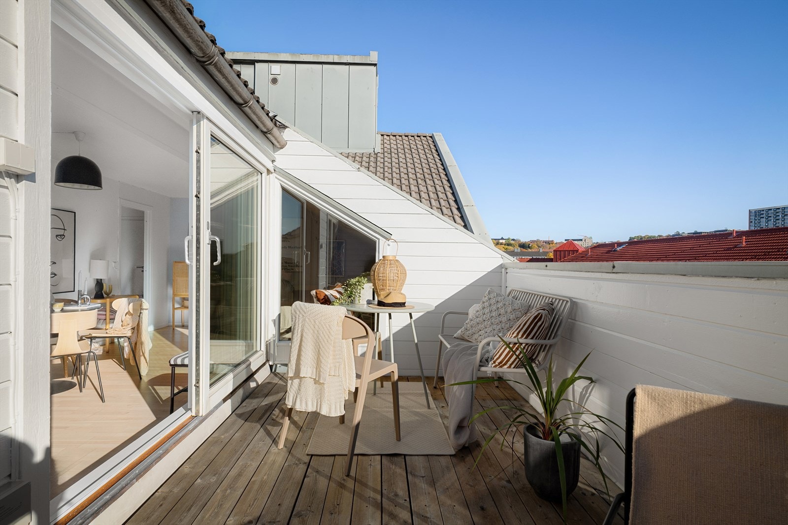 God plass til spisegruppe og grill. En naturlig forlengelse av stuen, ideell for rolige stunder ute. Galleribilde