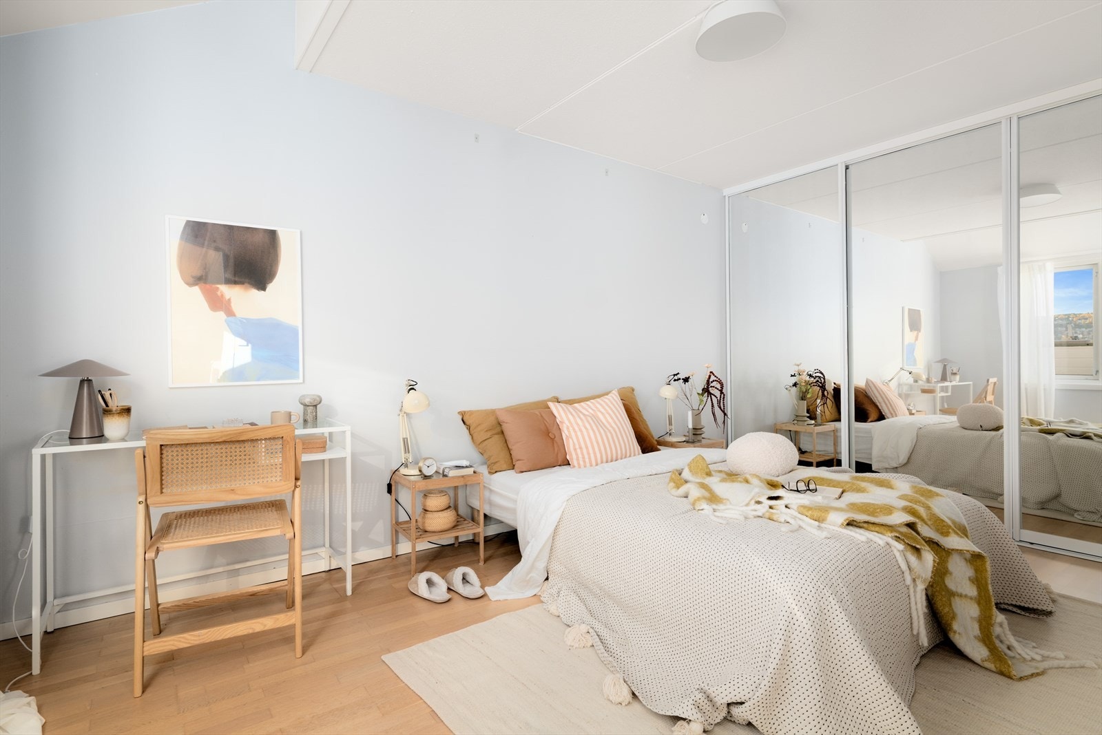 Romslig soverom med store vinduer som slipper inn rikelig med dagslys. Galleribilde