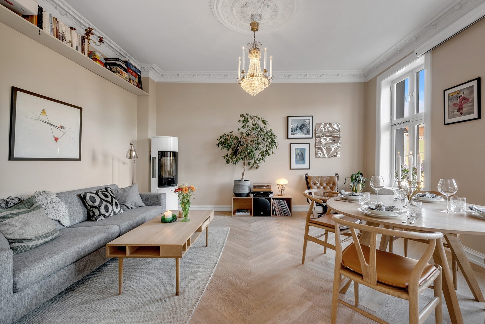 Vakre detaljer som stukkatur og fiskebens parkett møter glatte, moderne overflater på en sjarmerende og smakfull måte. Stuen har en generøs takhøyden på nesten 3 meter. Galleribilde