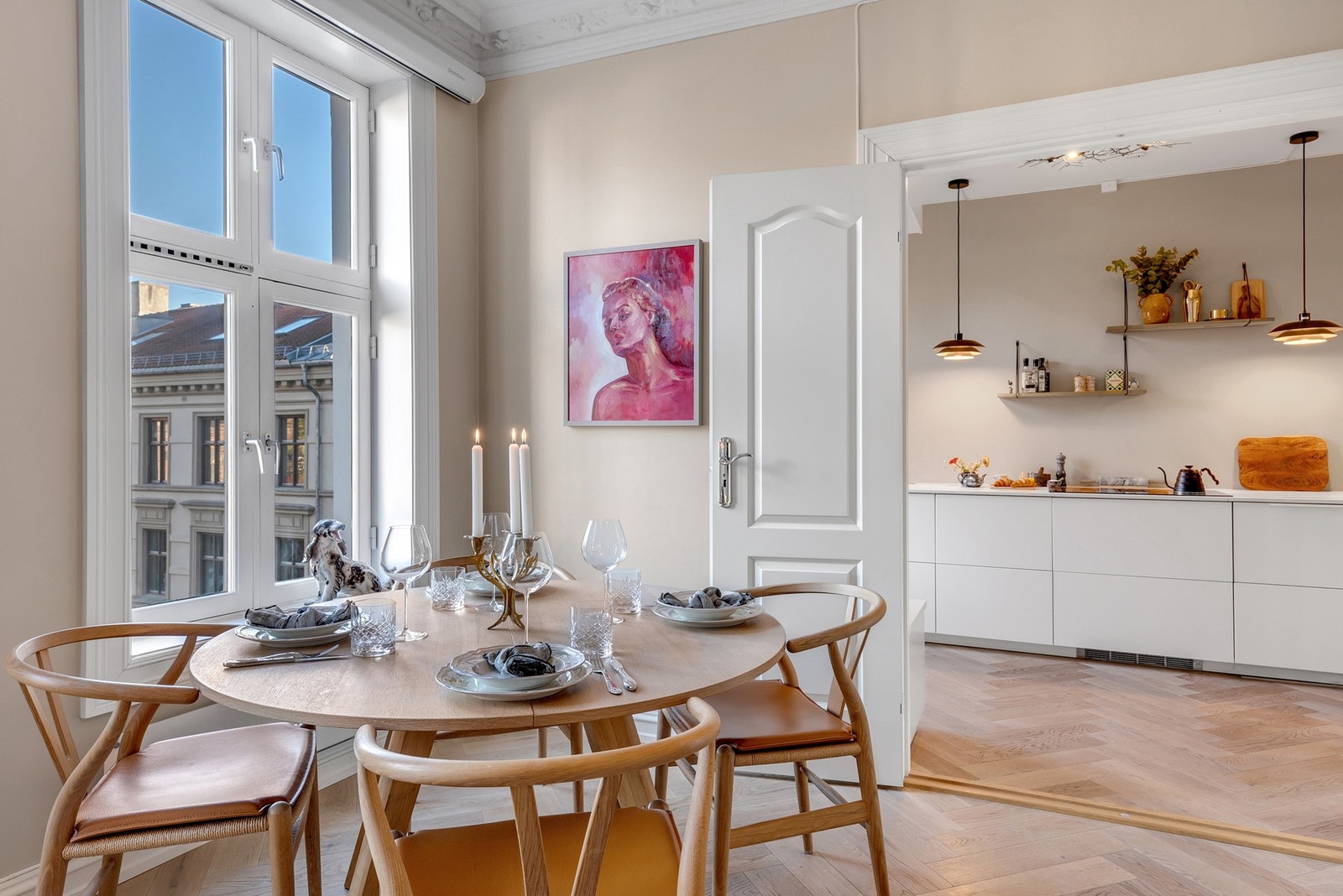Gjennomgående for boligen er vakker fiskebensparkett i eik.(Fiskebensparkett Segno Eik Lime Stone). Gulvet ble lagt i 2020. Galleribilde