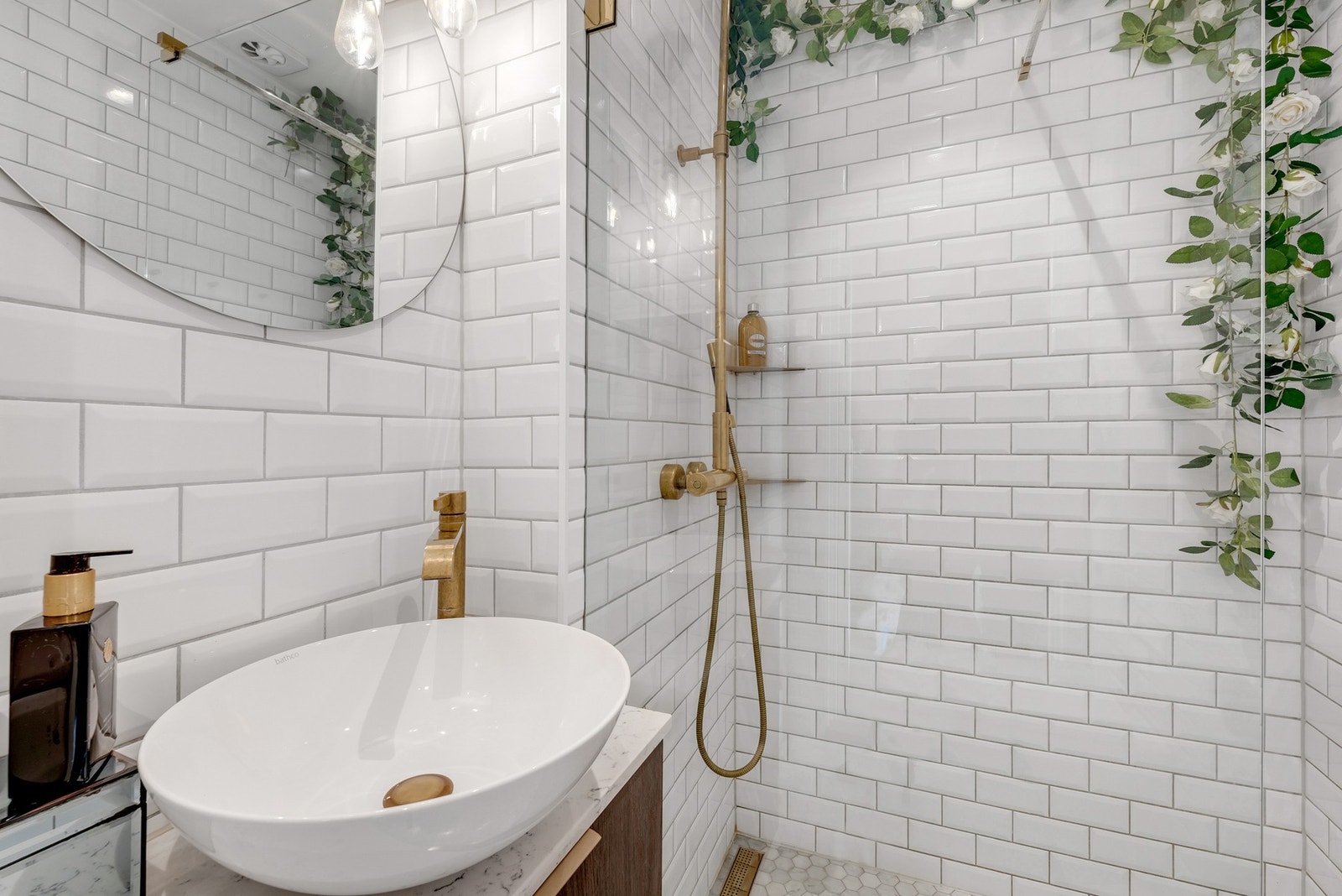 Totalrenovert bad i 2019 med marmorfliser på gulv, HTH-innredning og Tapwell-armaturer i messing. Galleribilde