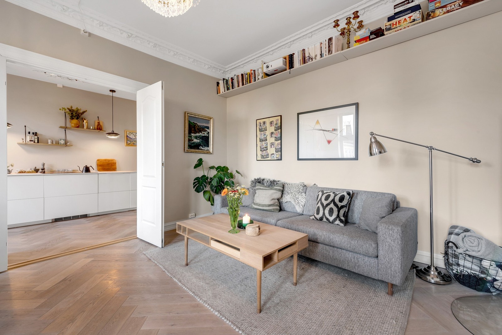 Vakre detaljer som stukkatur og tregulv møter glatte, moderne overflater på en sjarmerende og smakfull måte. Stuen har en generøs takhøyden på nesten 3 meter. Galleribilde