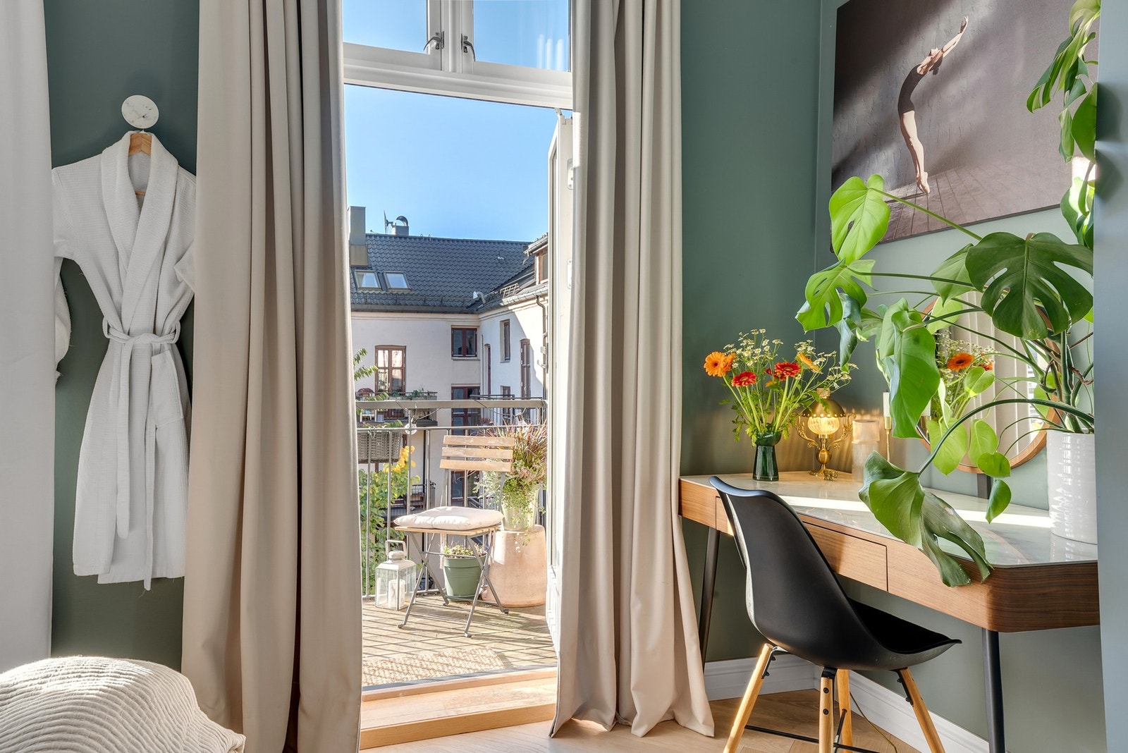 Fra balkongen kommer man inn til soverommet. Her har du plass til et sminkebord eller skrivebord. Galleribilde