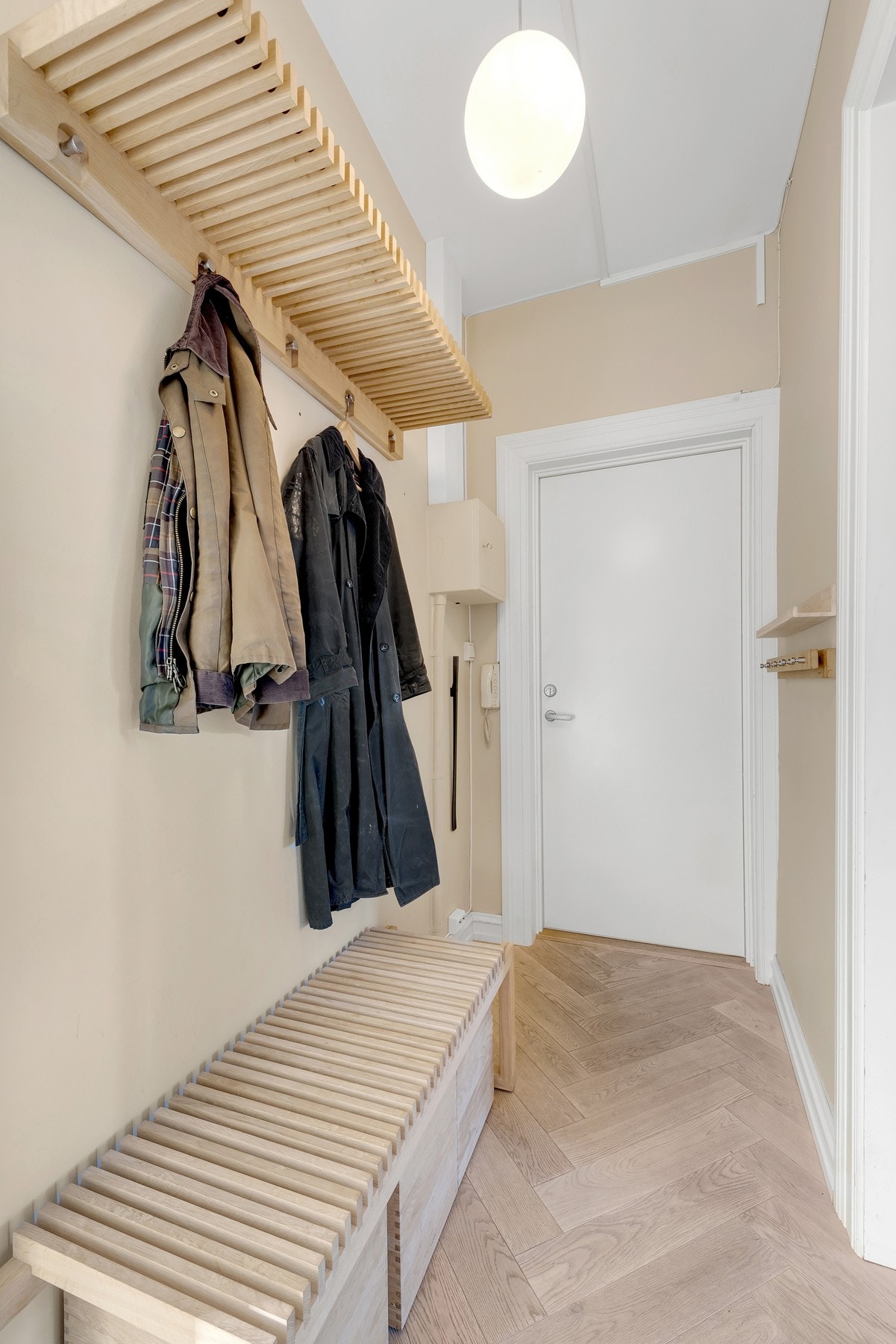 I det du trer over dørstokken merker du den spesielle atmosfæren som leiligheten har. Den gode takhøyden og de store vinduene bidrar til masse herlig dagslys gjennom hele dagen, og en luftig romfølelse. Galleribilde