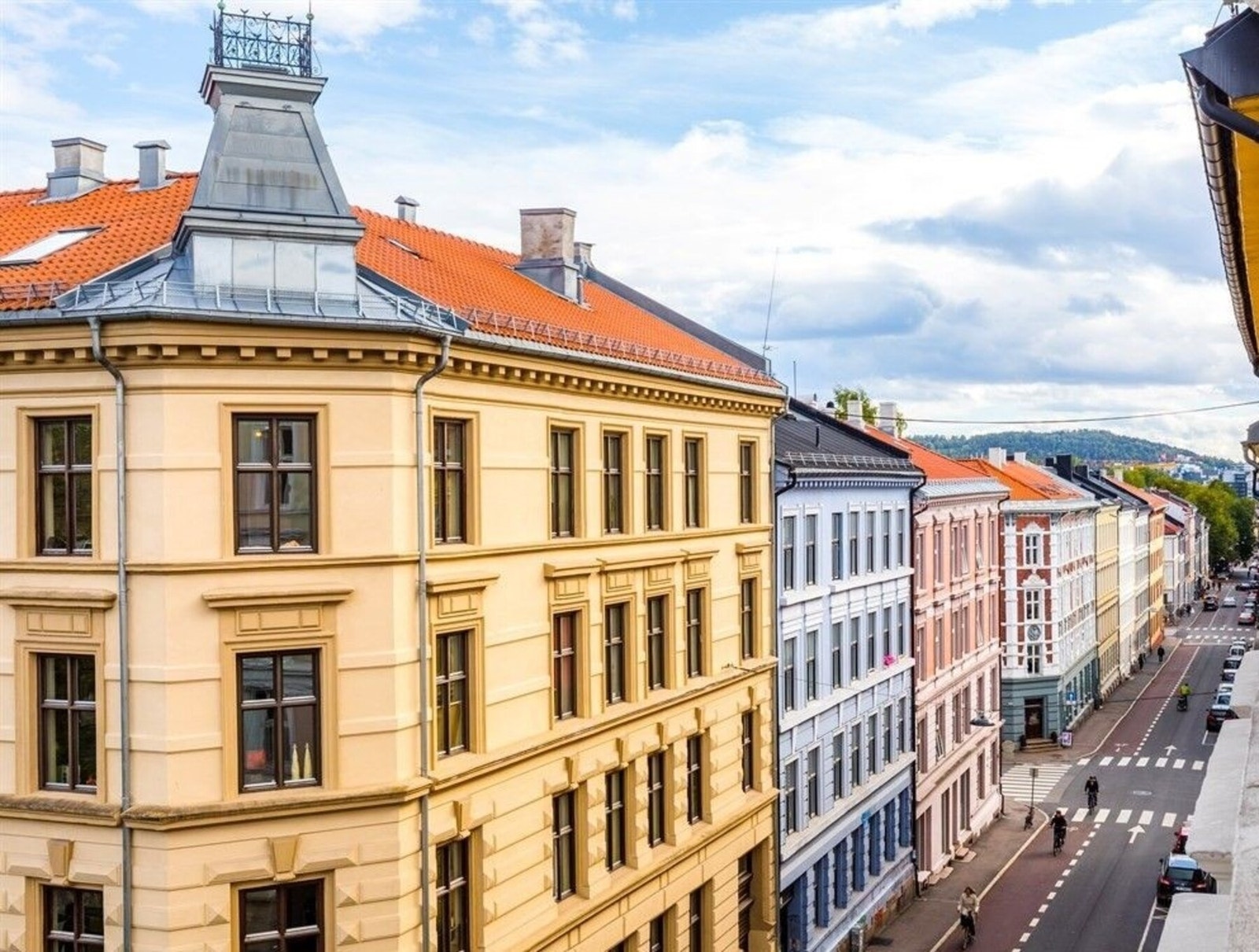 Utsikt fra kjøkkenvinduet. Boligen ligger rolig til omkranset av klassiske bygårder. Galleribilde